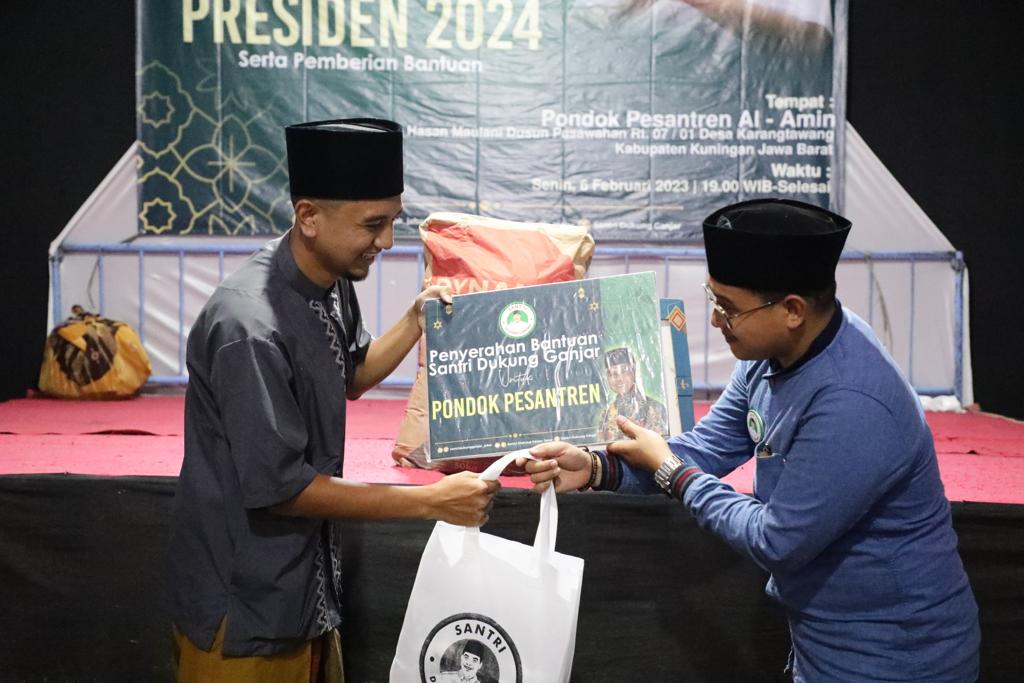 Santri Dukung Ganjar menyalurkan program bantuan berupa semen, keramik dan pasir untuk keperluan pembangunan perluasan masjid, di Ponpes Al 