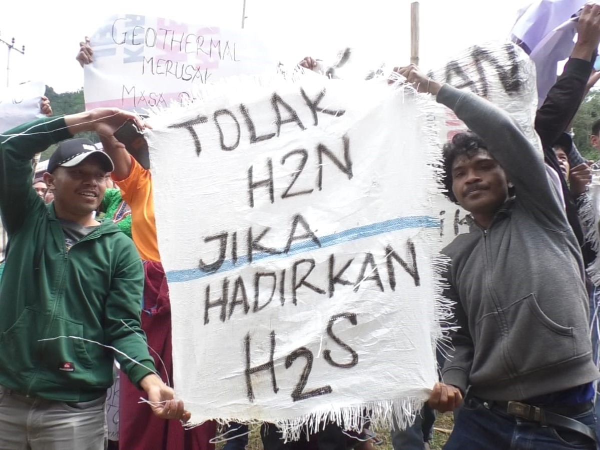 Ratusan warga dari 10 gendang atau komunitas adat di kawasan Pocoleok menolak kehadiran Bupati Manggarai Herybertus GL Nabit di Desa Lungar.