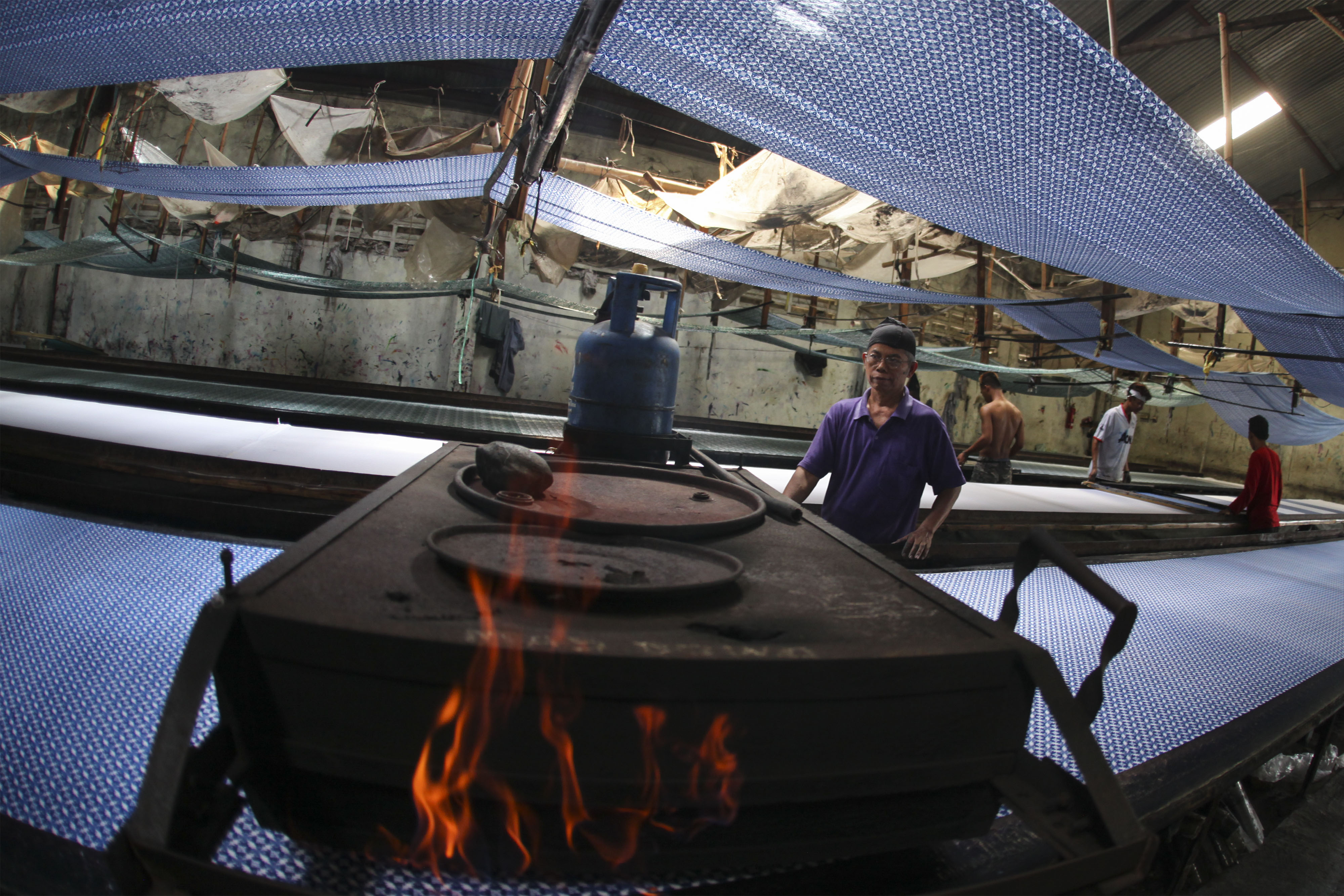 Pekerja membuat batik sablon di pabrik kain wilayah Solo, Jawa Tengah.