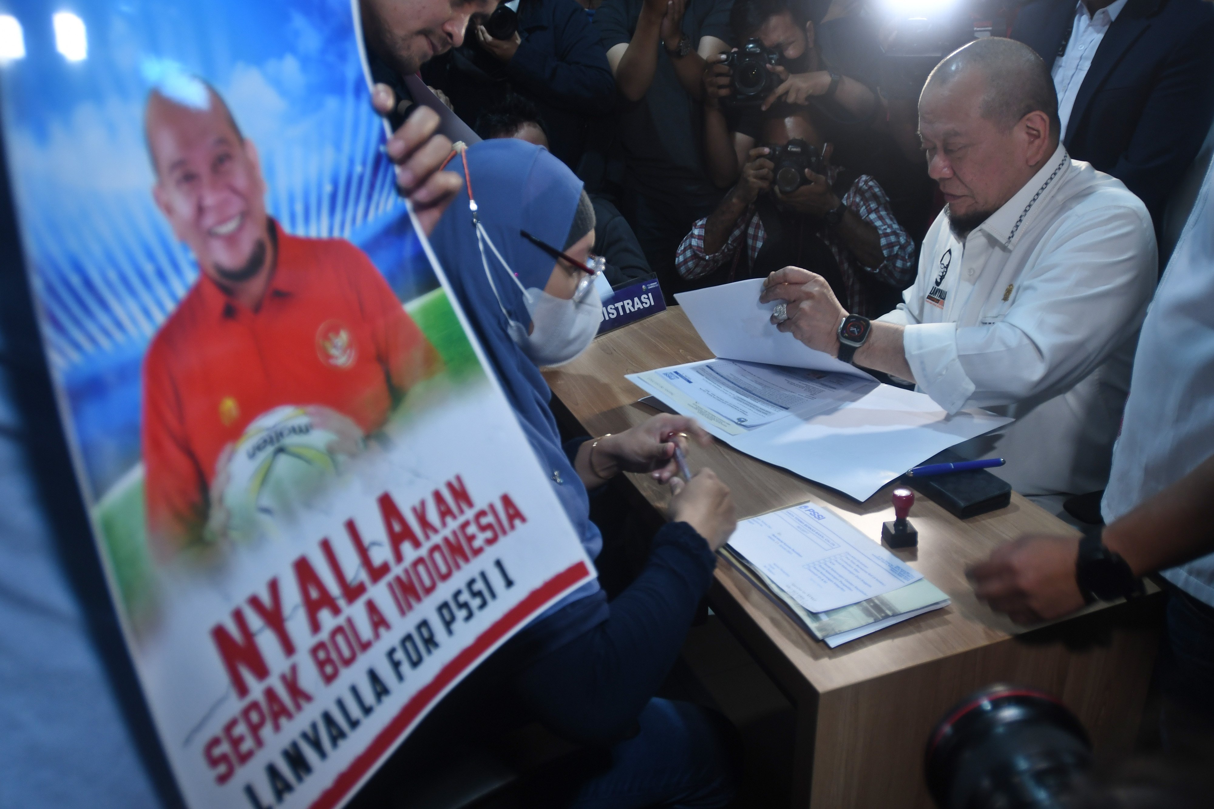 Ketua DPD RI La Nyalla Mattalitti saat menyerahkan berkas pendaftaran calon Ketua Umum PSSI.