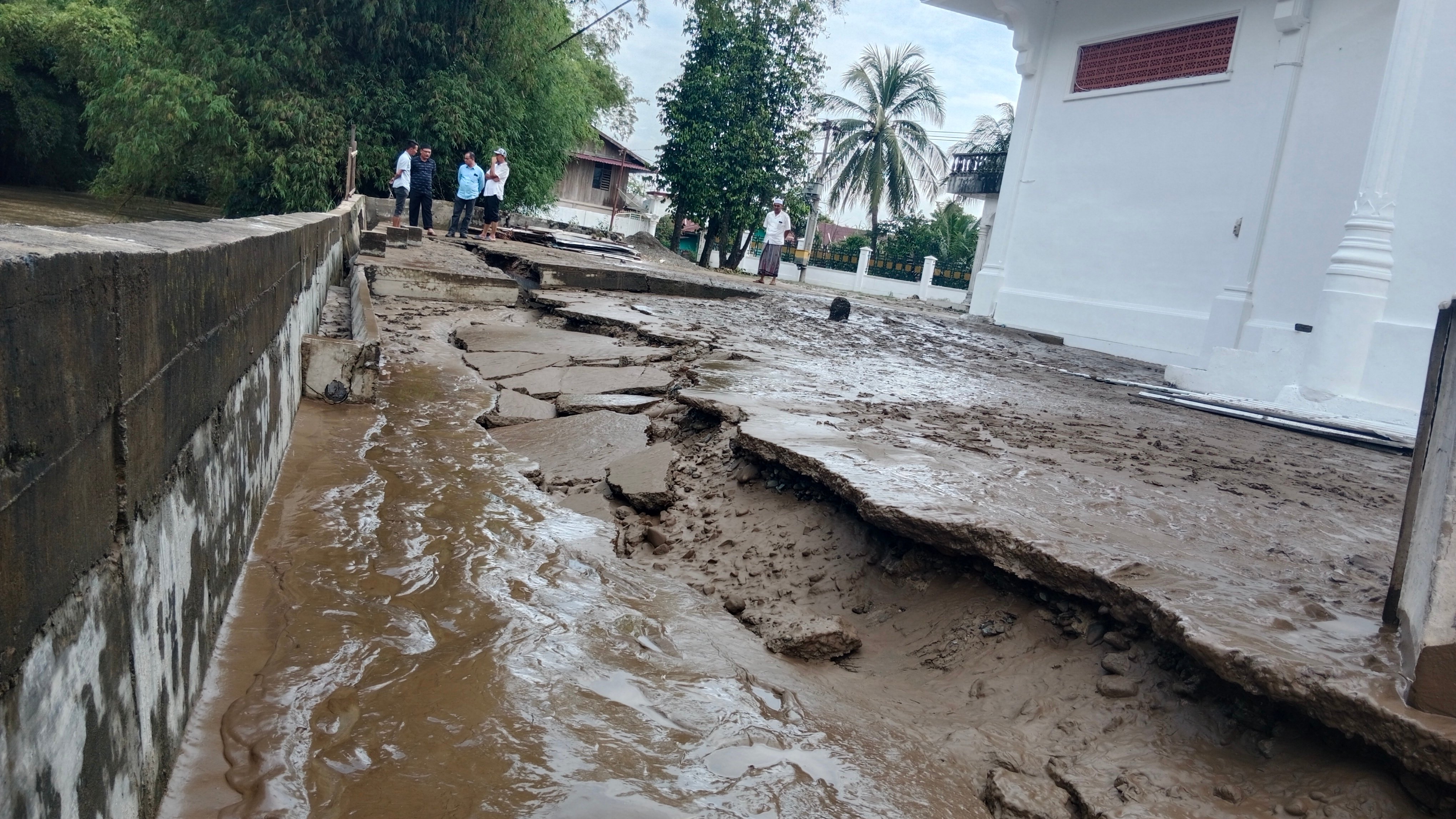 Masjid At-Taqwa Garot terancam ambles ke Sungai Krueng Baro akibat tergerus air.