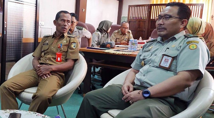  Kepala SMKPPN Banjarbaru, Budi Santoso (kanan) audiensi dengan Bupati Tala, HM Sukamta di kantornya.