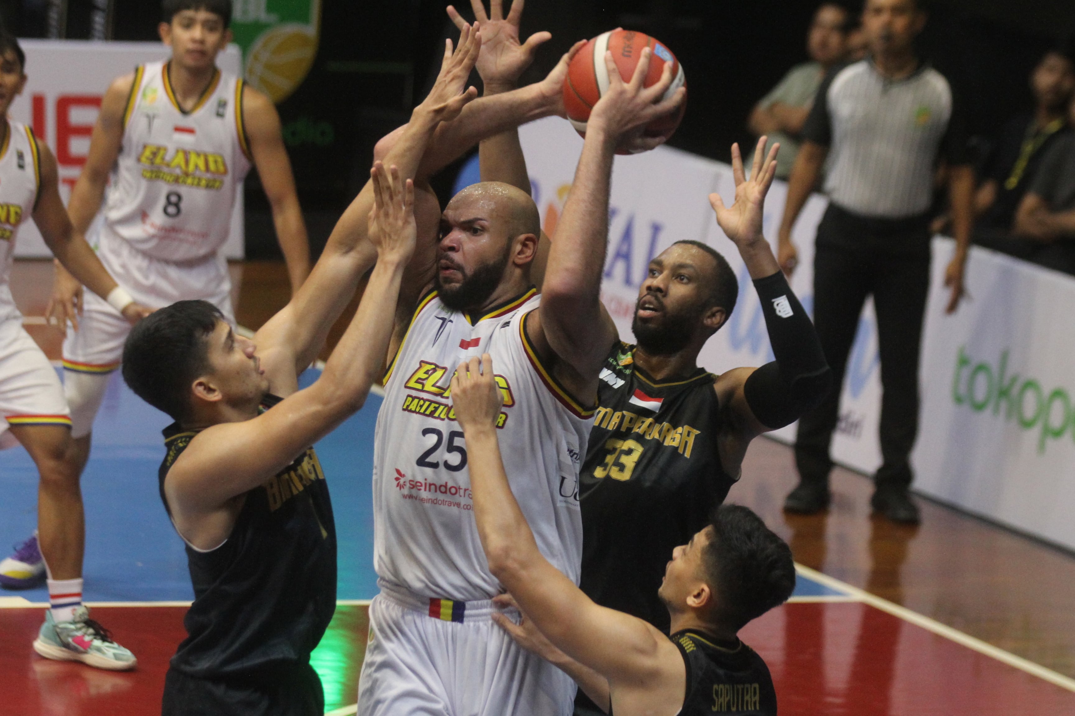 Ilustrasi--Laga IBL antara Elang Pacific Caesar Surabaya dan Bima Perkasa Jogja.