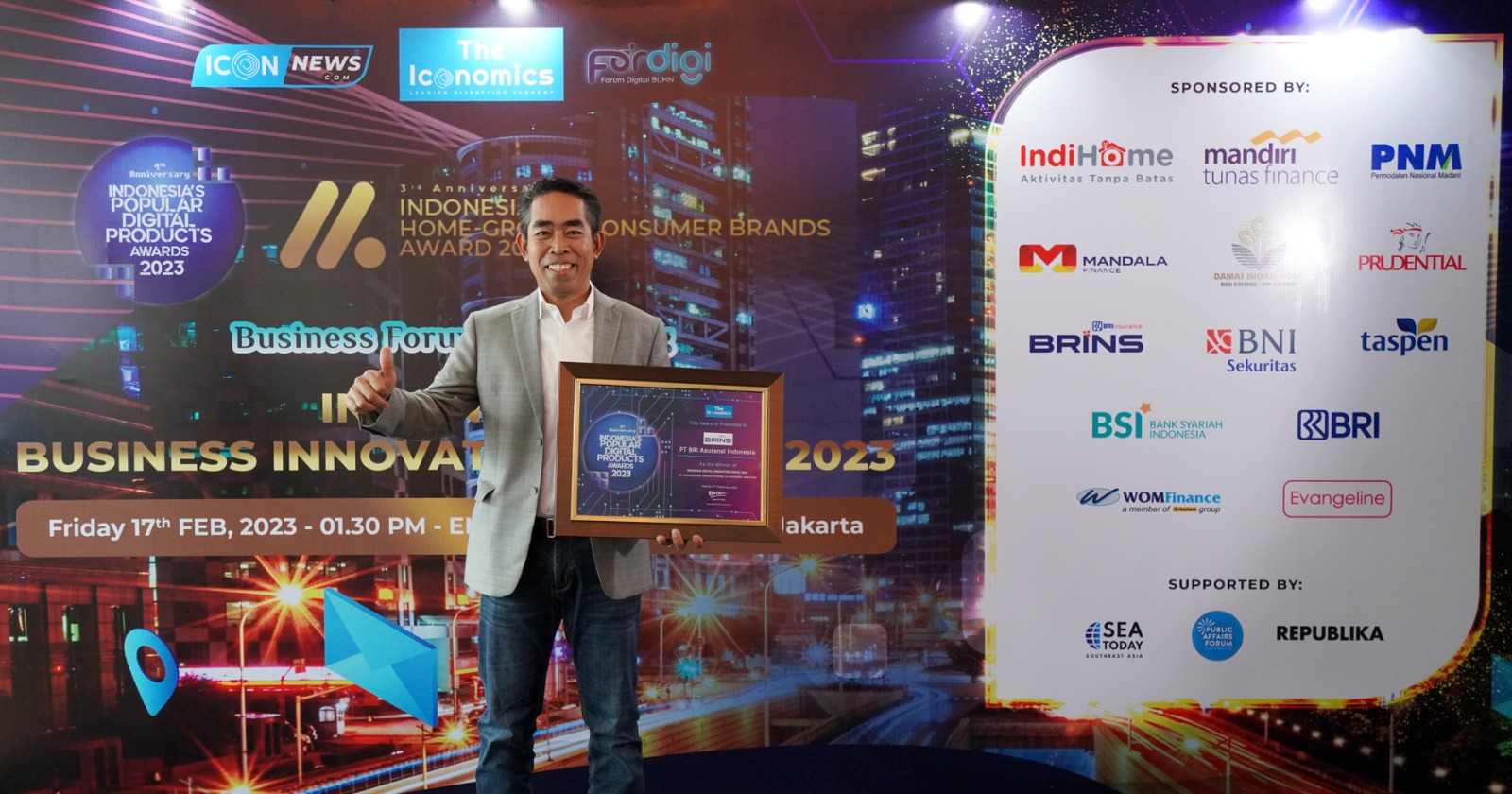 CEO BRINS M Fankar Usman memegang penghargaan Indonesia Digital Innovation Award 2023