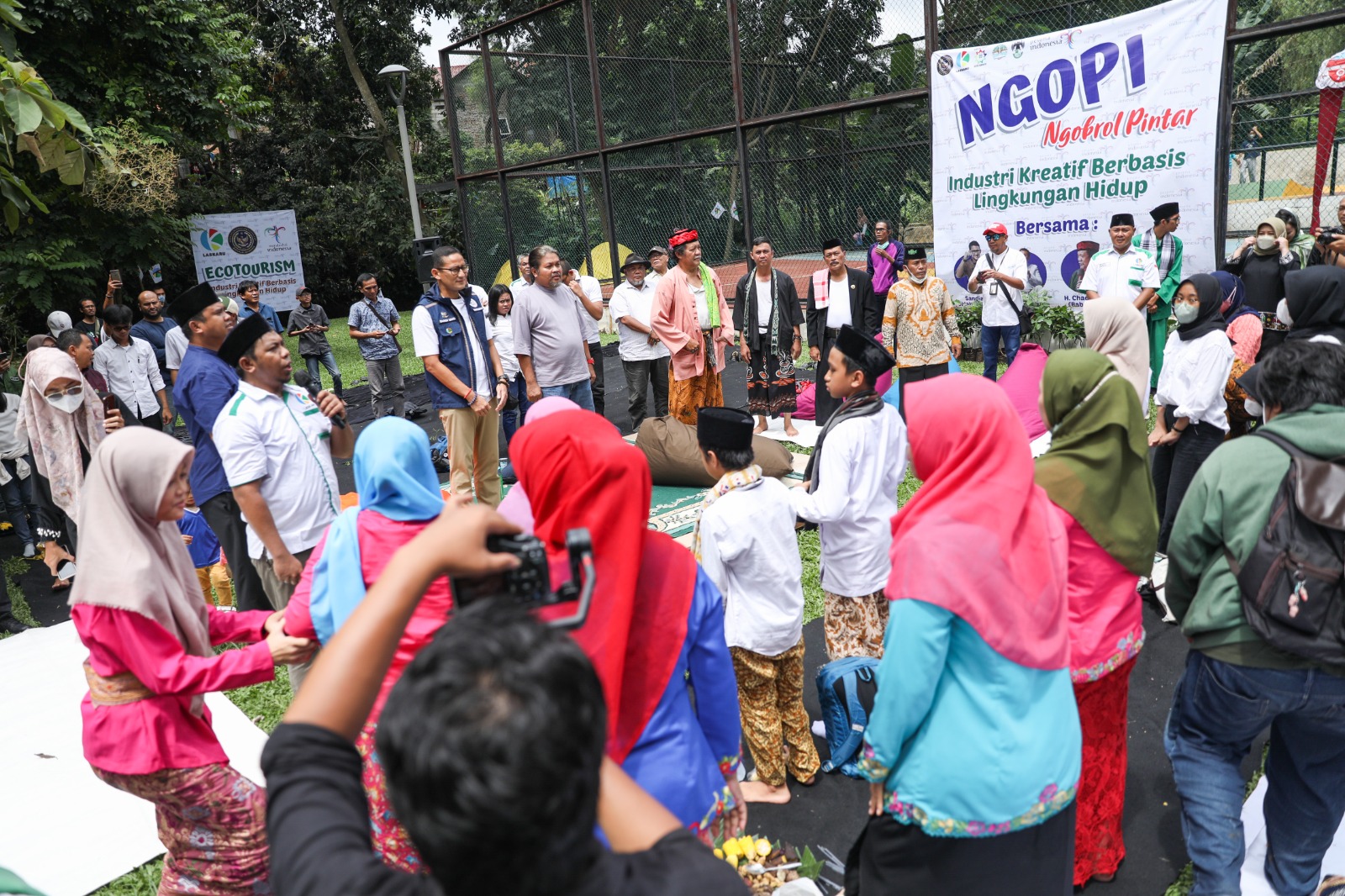 Menteri Pariwisata dan Ekonomi Kreatif (Menparekraf) Sandiaga Uno di TMB Alang Alang, Jagakarsa, Jakarta Selatan, Senin (30/1/2023)