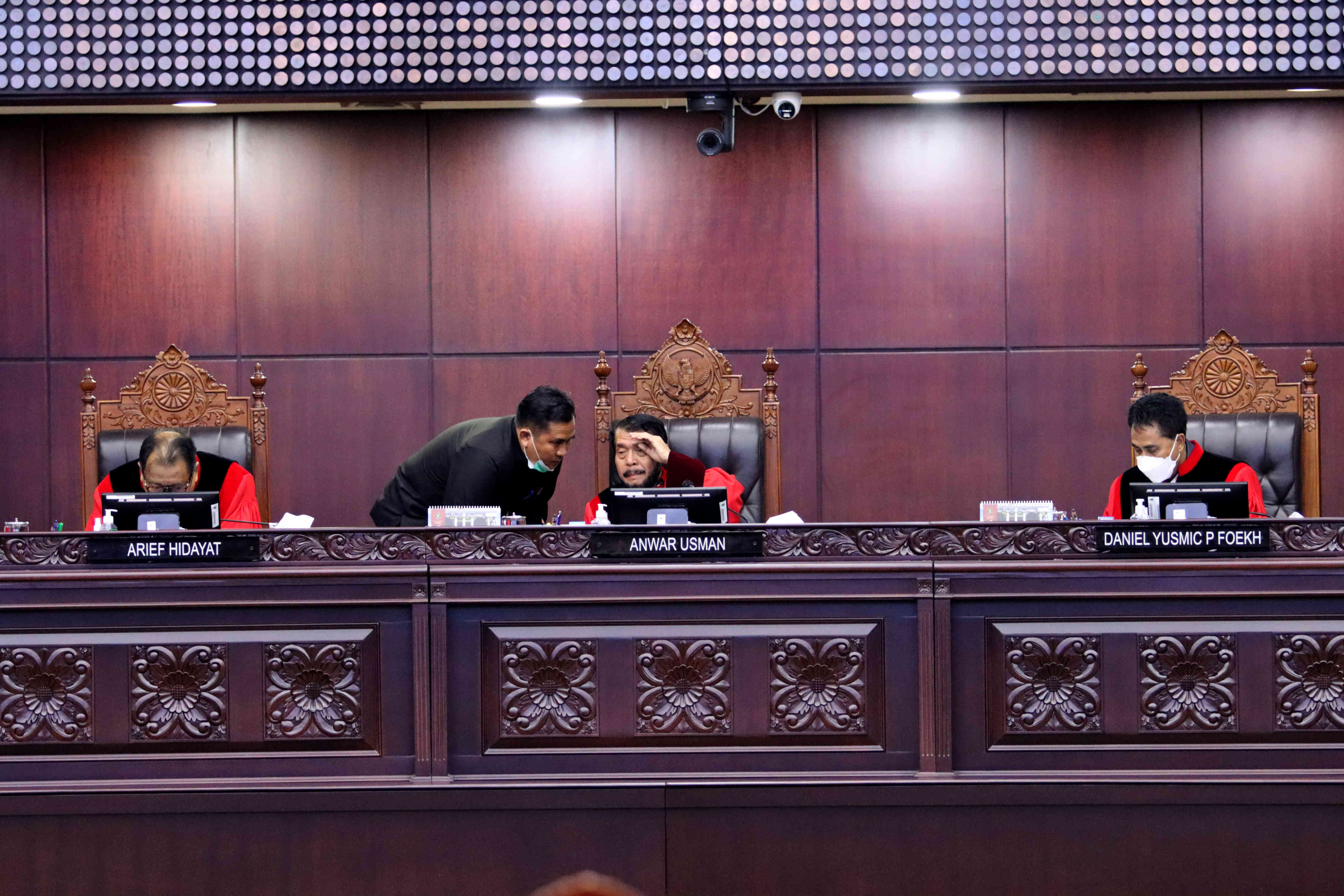 Ketua MK Anwar Usman saat memimpin sidang pengujian materiil undang-undang.