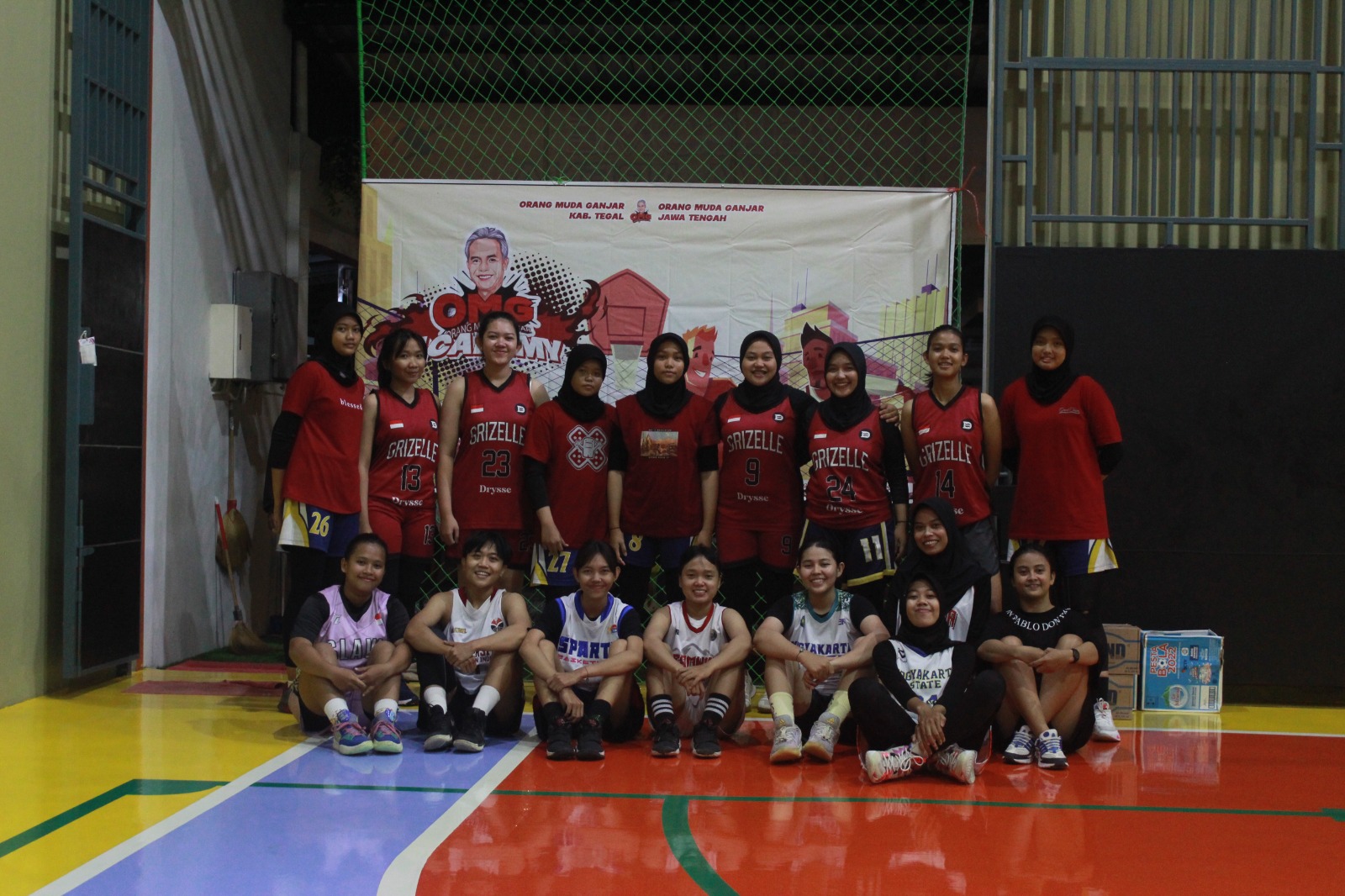 Relawan Orang Muda Ganjar (OMG) Tegal merangkul komunitas basket  di Gor Menawa Arena, Jl. Raya Singkil Kaliwadas, Klaben, Pesarean, Adiwern