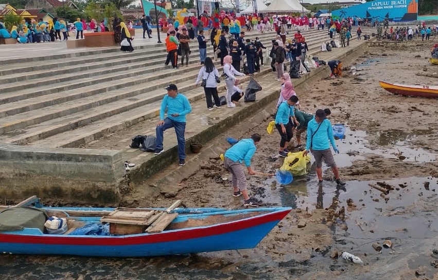 Aksi bersih-bersih di Teluk Kendari, Kota Kendari, Sultra.