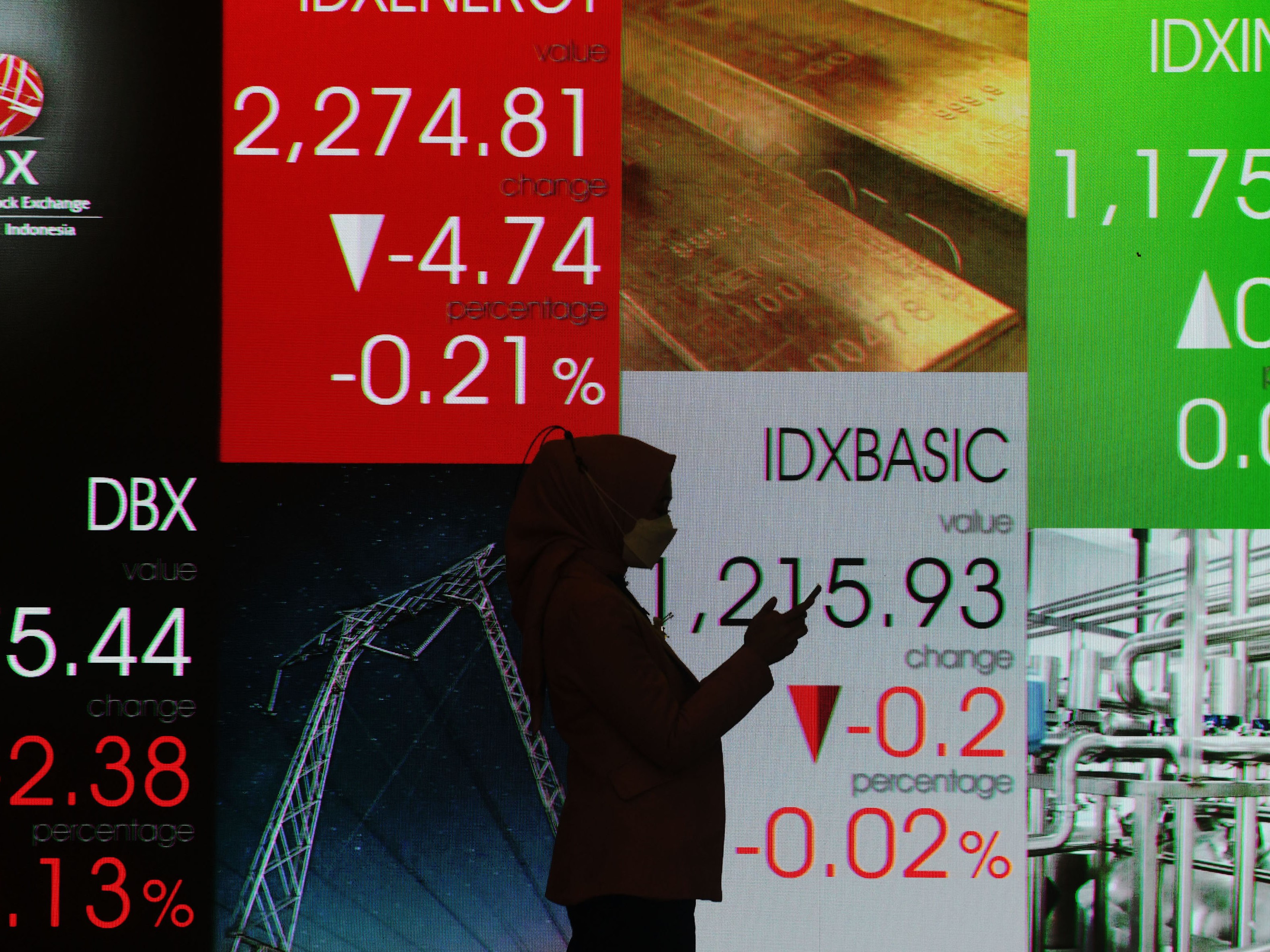Layar menampilkan pergerakan perdagangan saham di Bursa Efek Indonesia (BEI), Jakarta, Senin (2/1/2023).