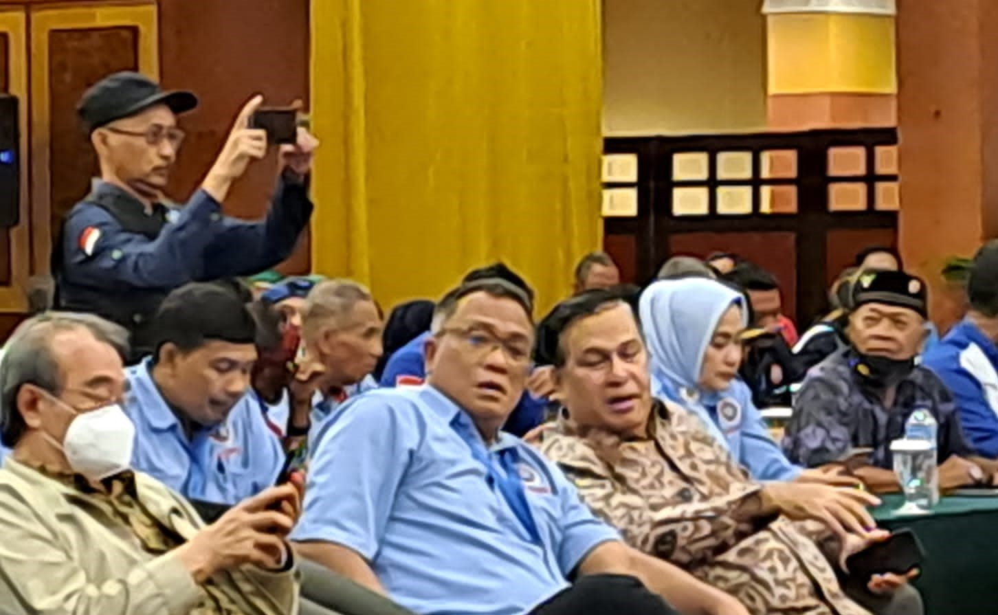  Ketua Umum APINDO Anton Supit dan Ketua Umum KSPS Jumhur Hidayat saat mendengarkan sambutan Ketua Kadin RI  Arsyad Rasjid di Rakernas 1 KSP