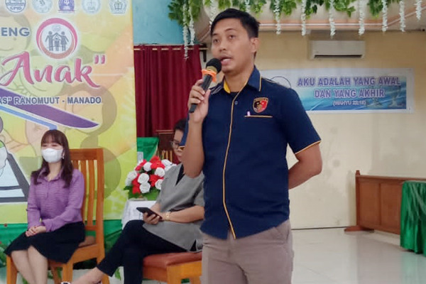 Bripka Andros Hiinur, penyidik kasus kekerasan perempuan dan anak di Polda Sulawesi Utara, saat berbagi pengalaman dalam sebuah seminar