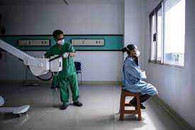  Tenaga kesehatan bersiap melakukan rontgen thorax terhadap pasien TBC di RSUD Kota Tangerang, Banten. 