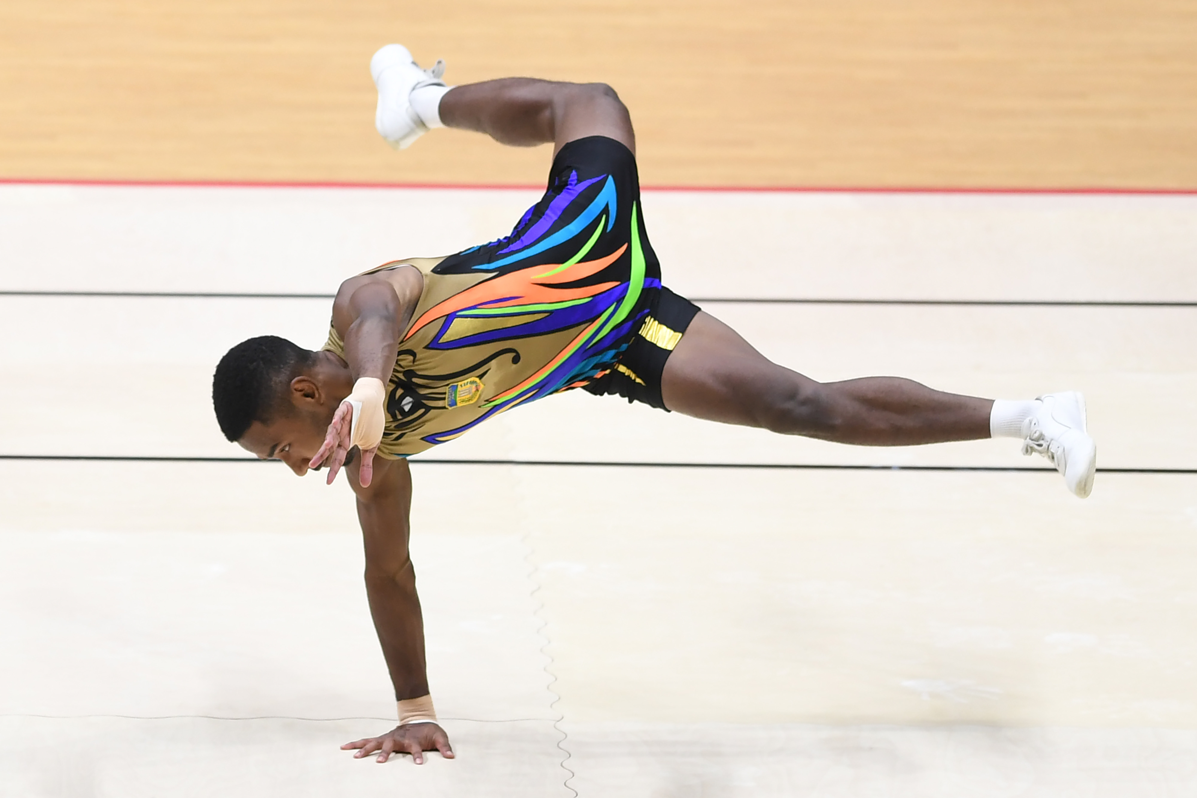 Potret atlet senam putra Indonesia saat berlaga.