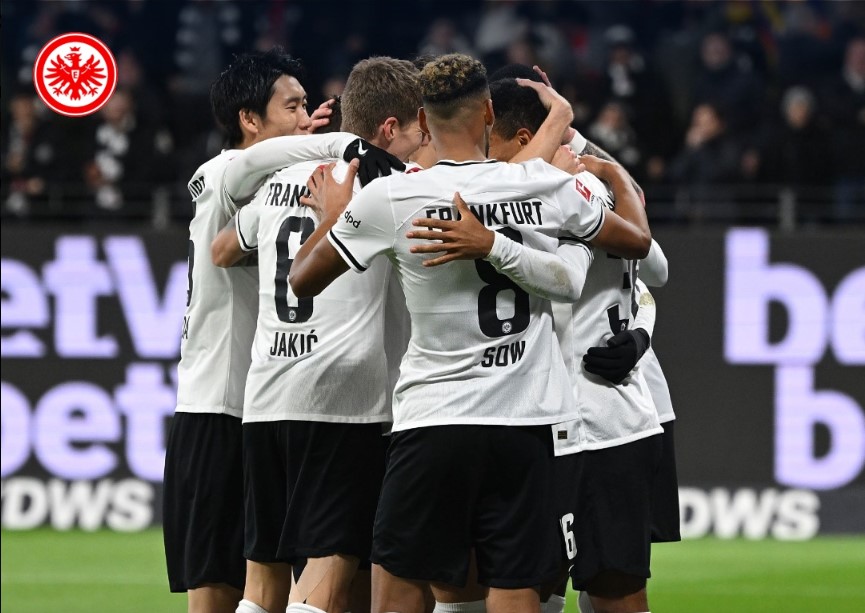 Para pemain Eintracht Frankfurt melakukan selebrasi usai mencetak gol ke gawang Werder Bremen di laga Bundesliga.