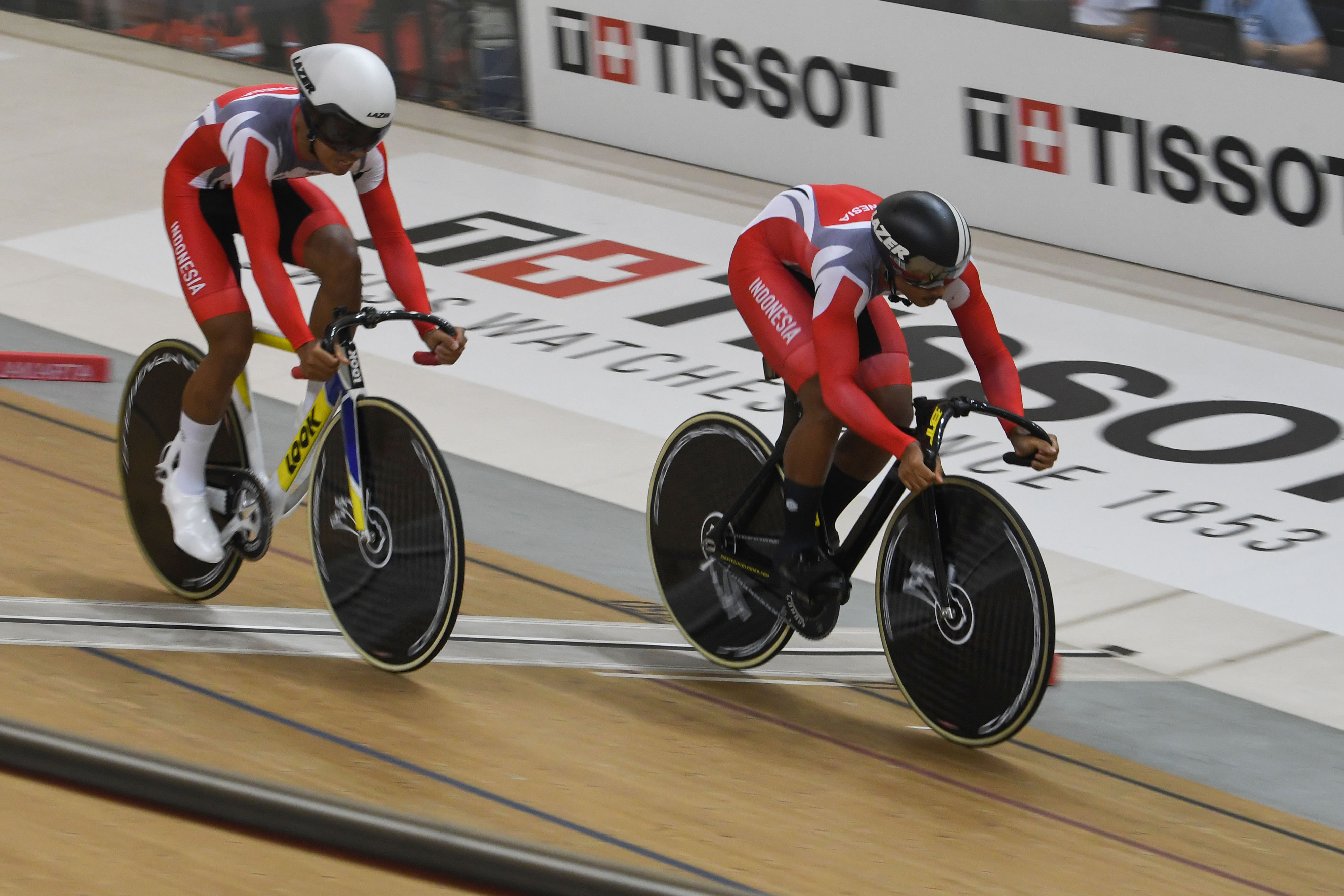 Dua pembalap sepeda Indonesia memacu kecepatan dalam babak kualifikasi nomor team sprint putra Tissot UCI Track Nation Cup 2023.