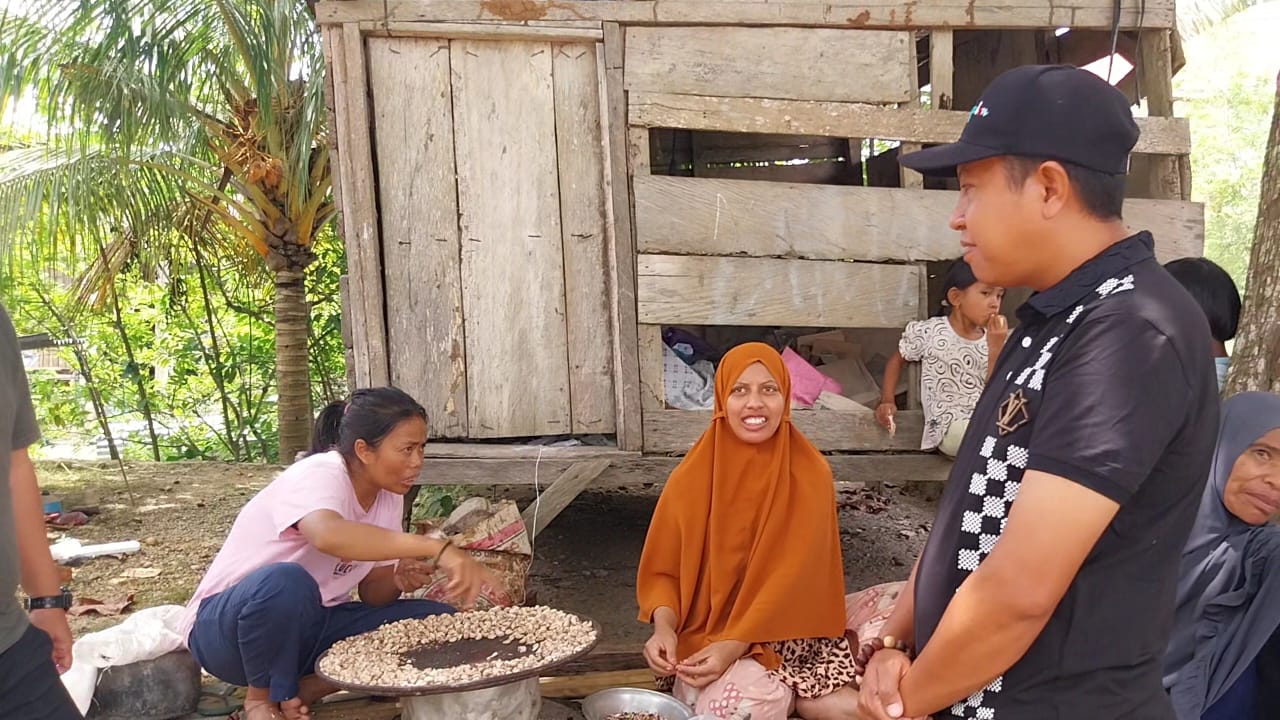  Tokoh masyarakat Kabupaten Buton Tengah, H. Burhan Zainuddin ajak optimalkan potensi kacang mete.