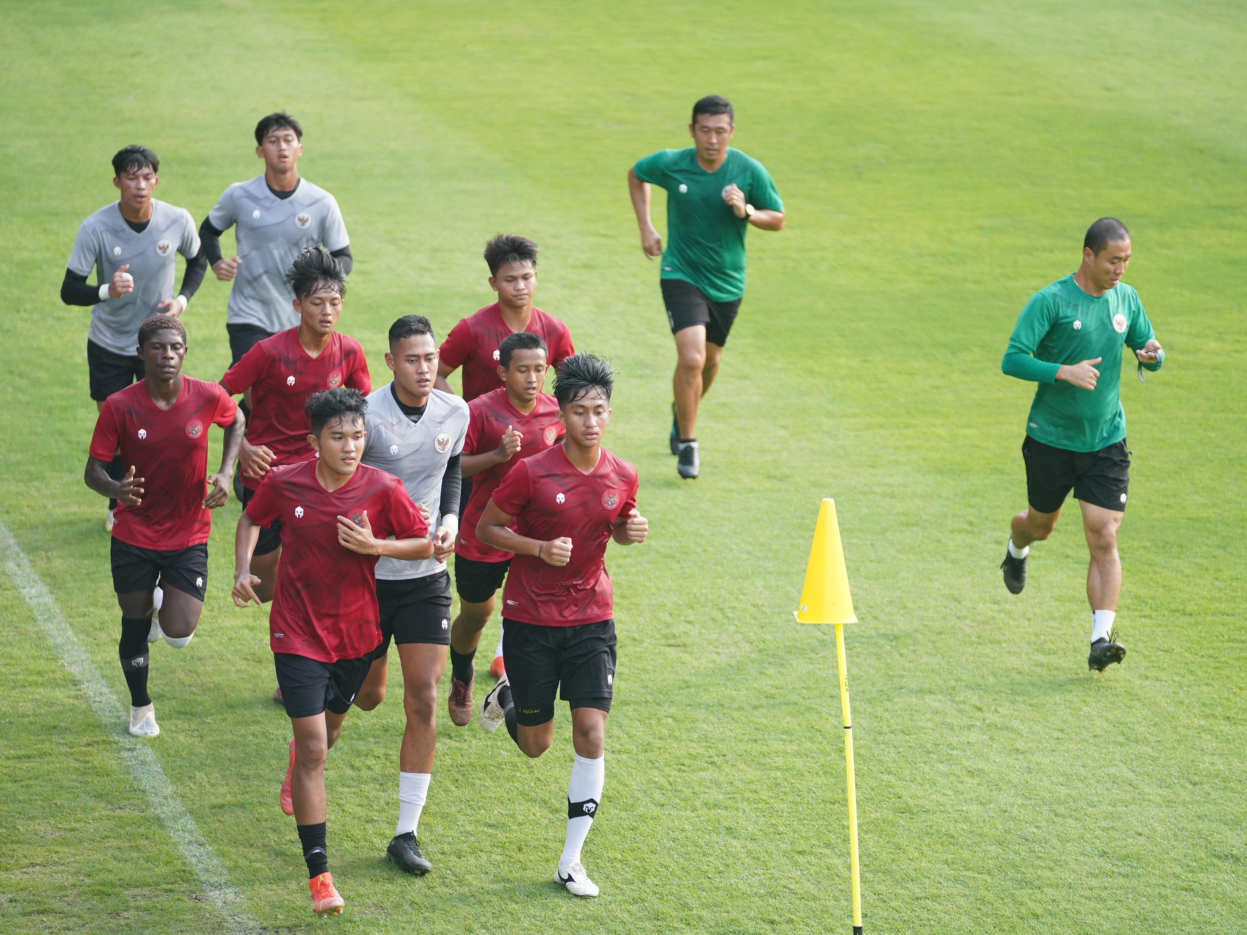 Pemain tim U-20 Indonesia berlatih di lapangan A Senayan, Jakarta, Kamis (2/2/2021).