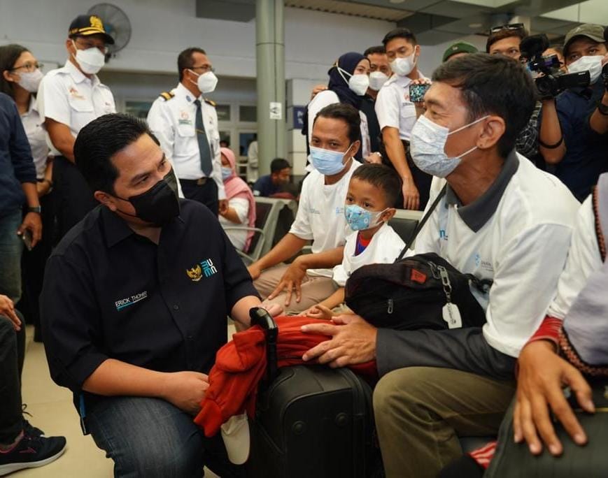 Menteri BUMN Erick Thohir saar menyapa penumpang kereta api jarak jauh beberapa waktu lalu