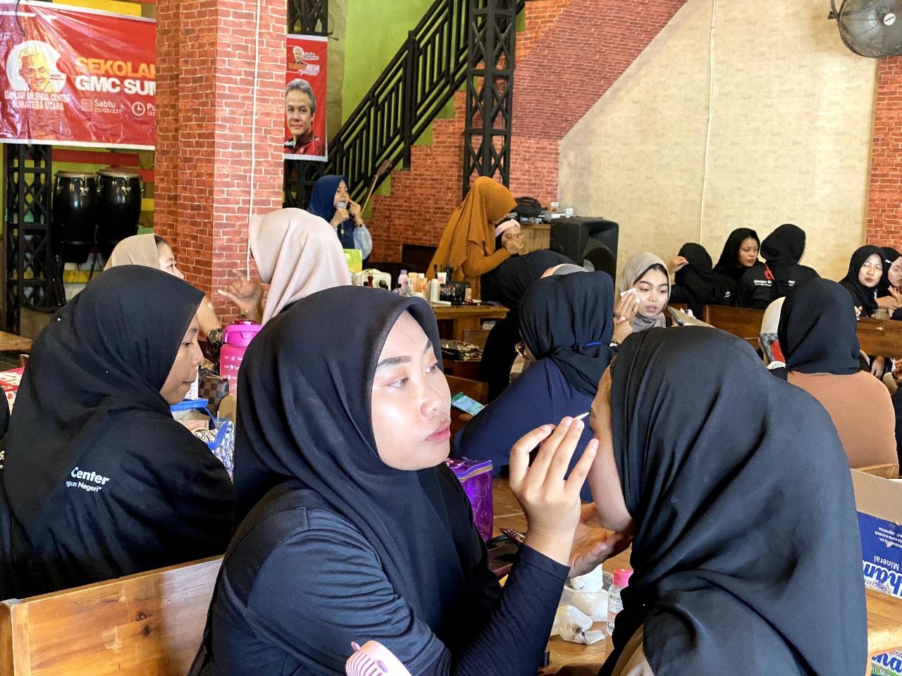 Relawan Ganjar Milenial Center (GMC) menggelar sekolah kecantikan untuk para perempuan muda yang ada di Deli Serdang, Sumut.