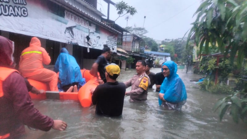 Situasi banjir di 14 kelurahan di dua kecamatan wilayaj Solo Timur, proses evakuasi terus berlangsung, Jumat (17/2/2023)