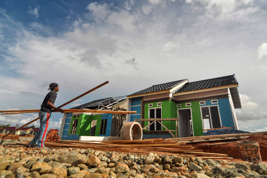 Pekerja menyelesaikan pembangunan rumah bersubsidi di Kelurahan Bentiring, Kecamatan Muara Bangka Hulu, Kota Bengkulu, Provinsi Bengkulu.