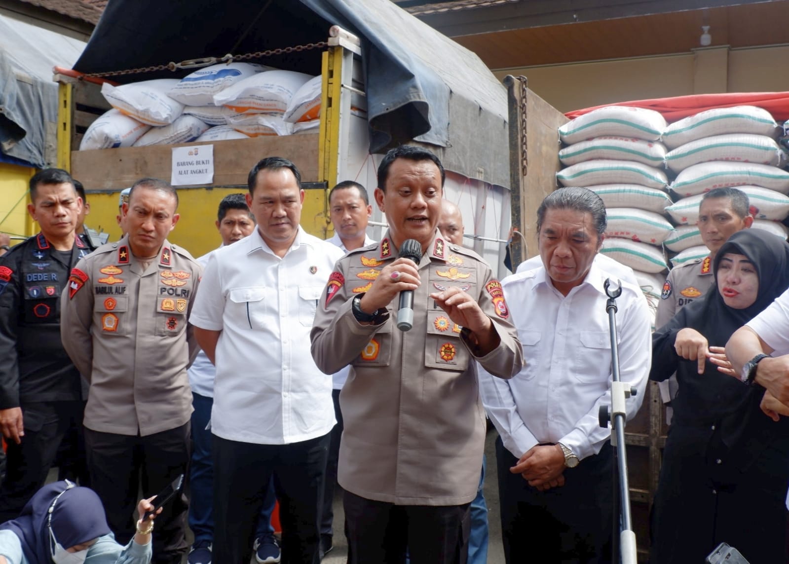 Kapolda Banten Irjen Pol. Rudy Heriyanto saat mengungkapkan temuan 350 ton beras impor milik Bulog yang dijual ke masyarakat dengan harga ti