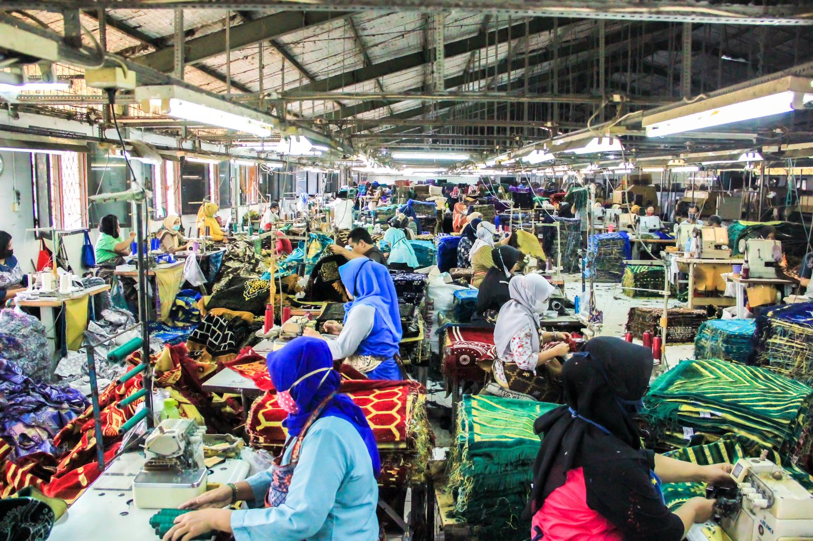 Para pekerja melakukan proses pembuatan sajadah di PT Anugerah Esa Mulia (AEM).