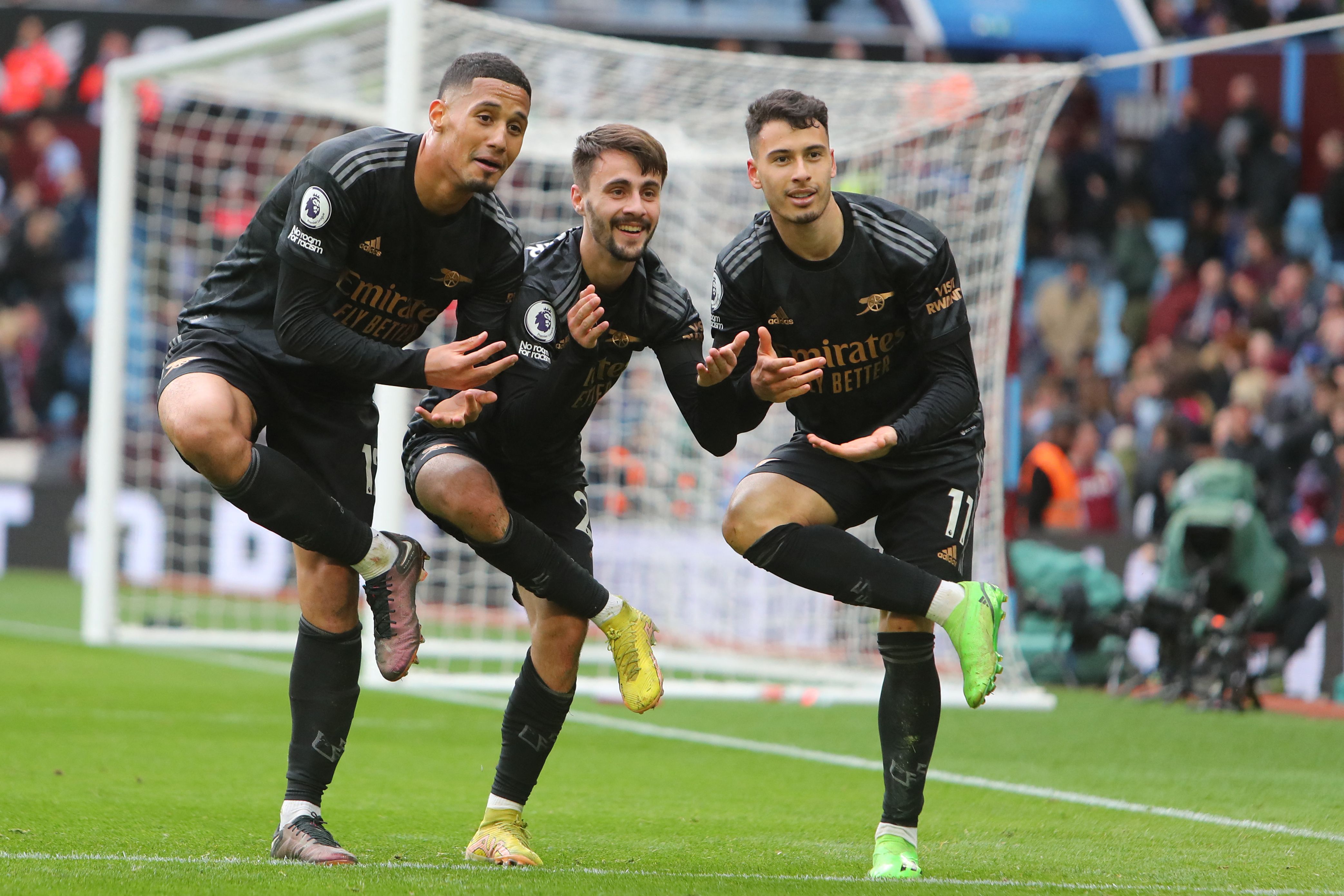 Gabriel Martinelli (kanan) selebrasi dengan Fabio Vieira (tengah) dan William Saliba usai mencetak gol keempat bagi Arsenal, Sabtu (18/2).