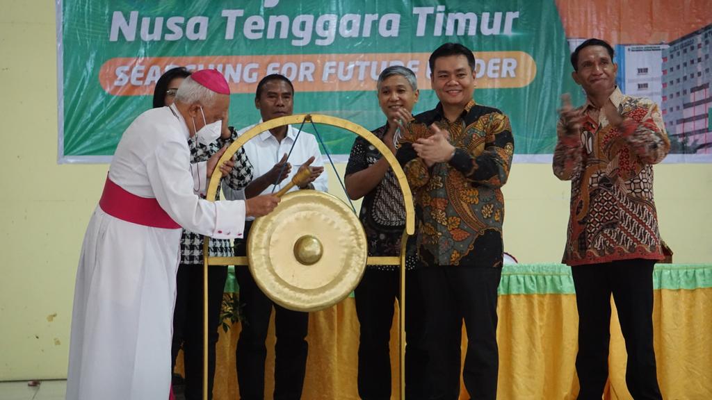 Uskup Larantuka Mgr Fransiskus Kopong Kung memukul Gong sebagai tanda dibukanya acara dan kerja sama