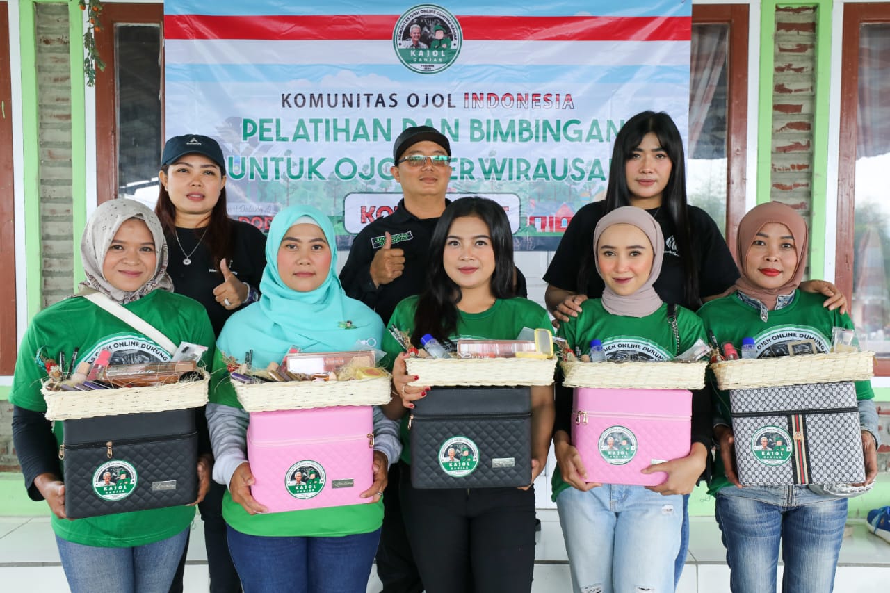 Komunitas ojek online (Kajol) Indonesia menggelar pelatihan wirausaha untuk driver ojek online (Ojol) di Kota Garut, Jawa Barat, Minggu (13/