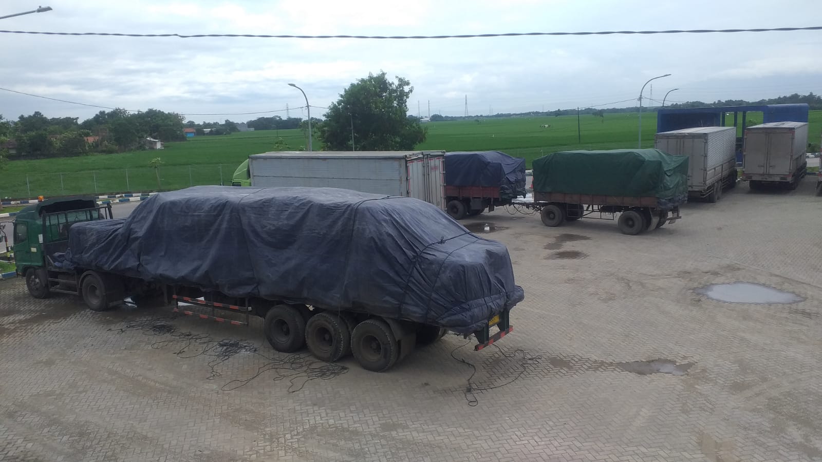 Truk terparkir di jembatan timbang.