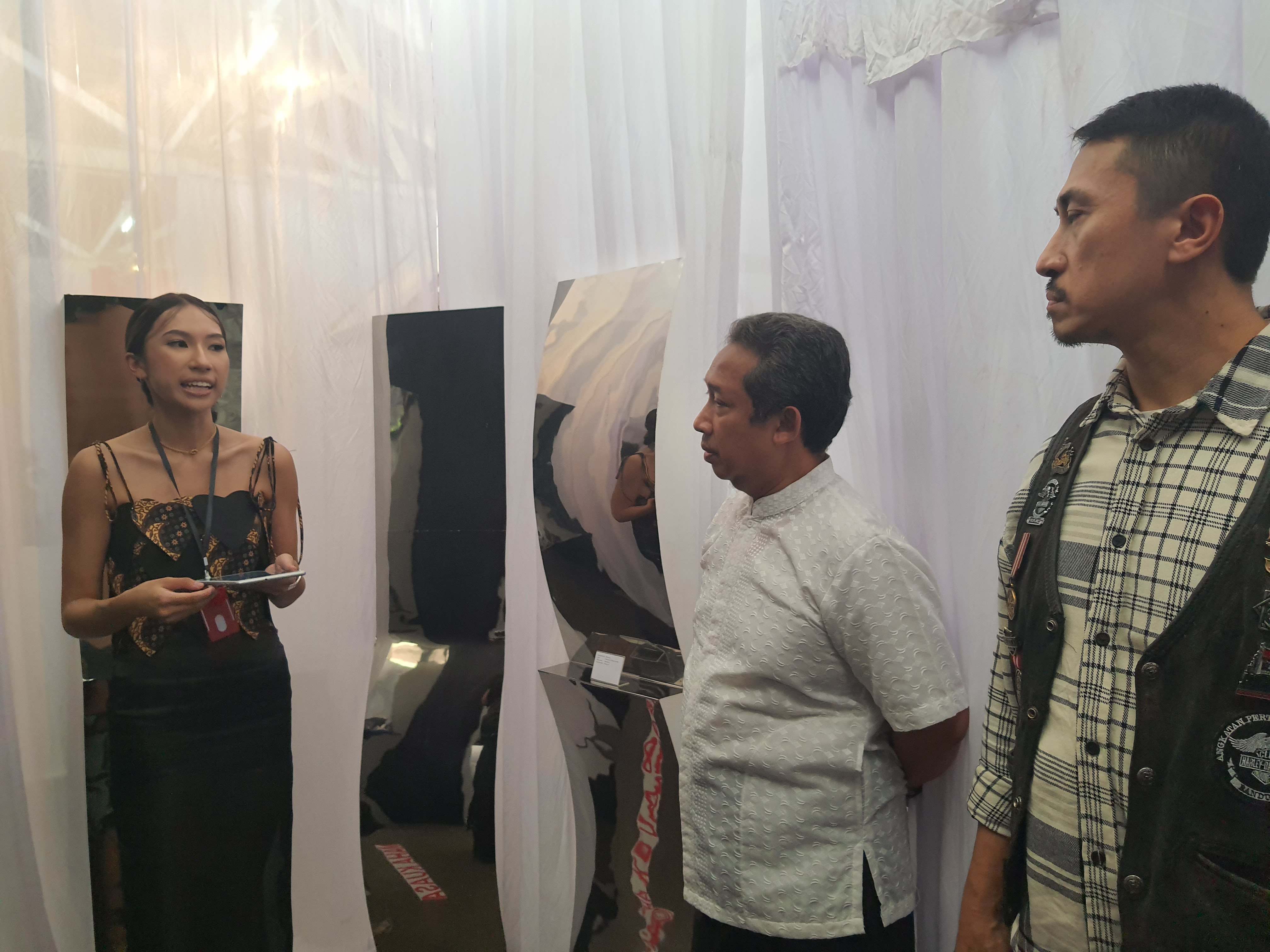 Wali Kota Bandung Yana Mulyana dan pelukis muda Tiffany Aria