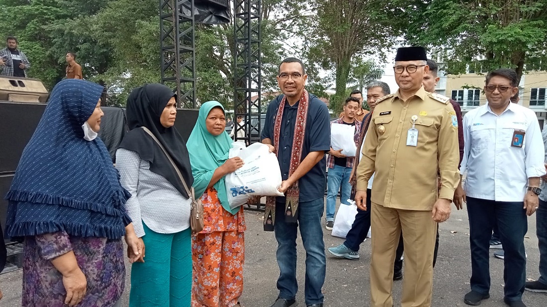 Staf Khusus Menteri BUMN Arya Sinulingga bersama Wali Kota Jambi  Syarif Fasha menyerahkan bantuan kepada warga 