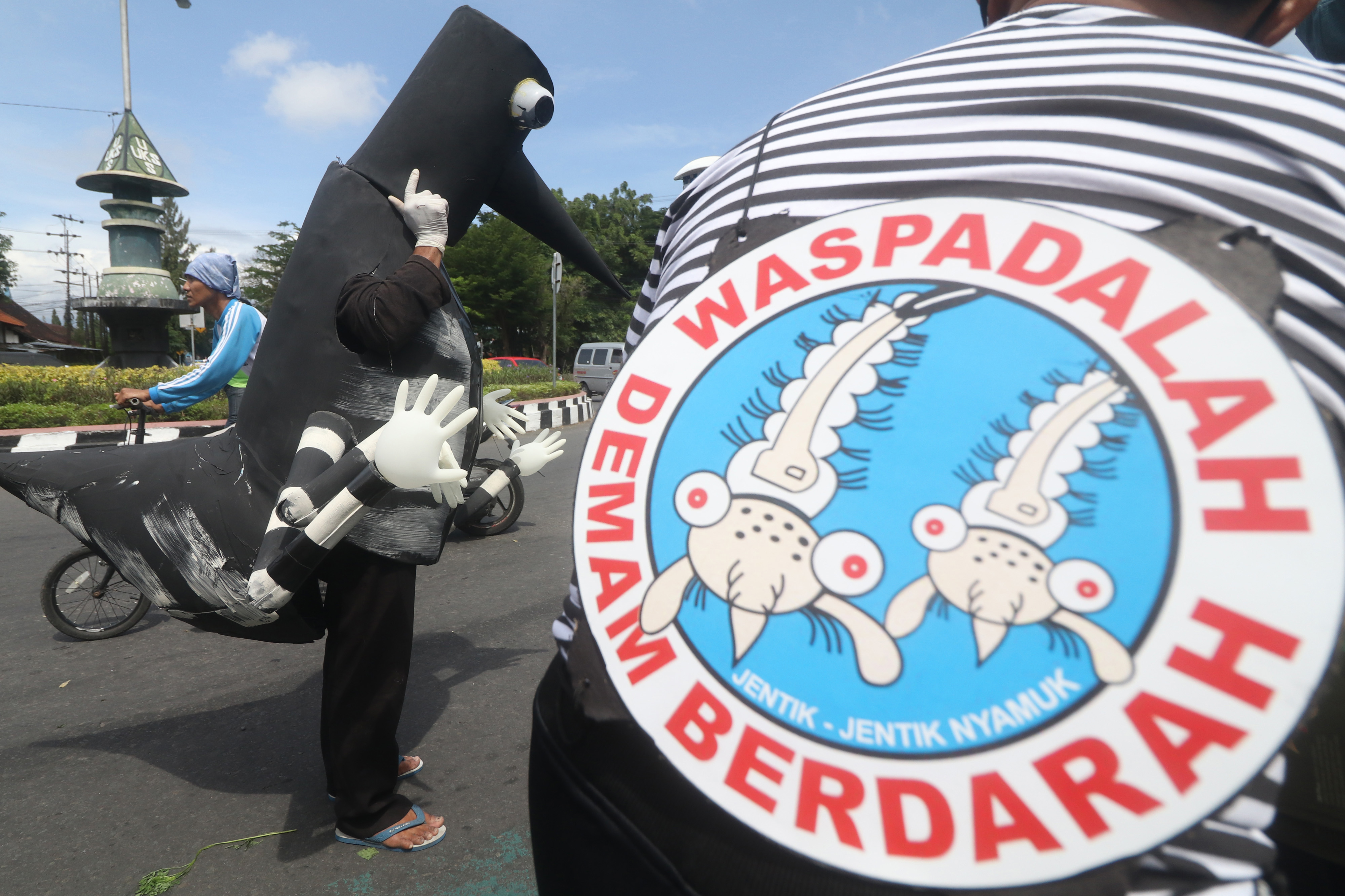 Petugas Dinas Kesehatan mengenakan kostum nyamuk saat sosialisasi pencegahan demam berdarah di Kota Kediri, Jawa Timur.