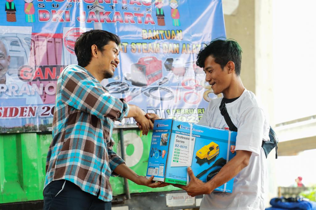 Bantuan alat steam dan las lisrtik diserahkan Komunitas Sopir Truk dukung Ganjar DKI kepada sopir truk di pool di Duren Sawit, Jakarta Timur