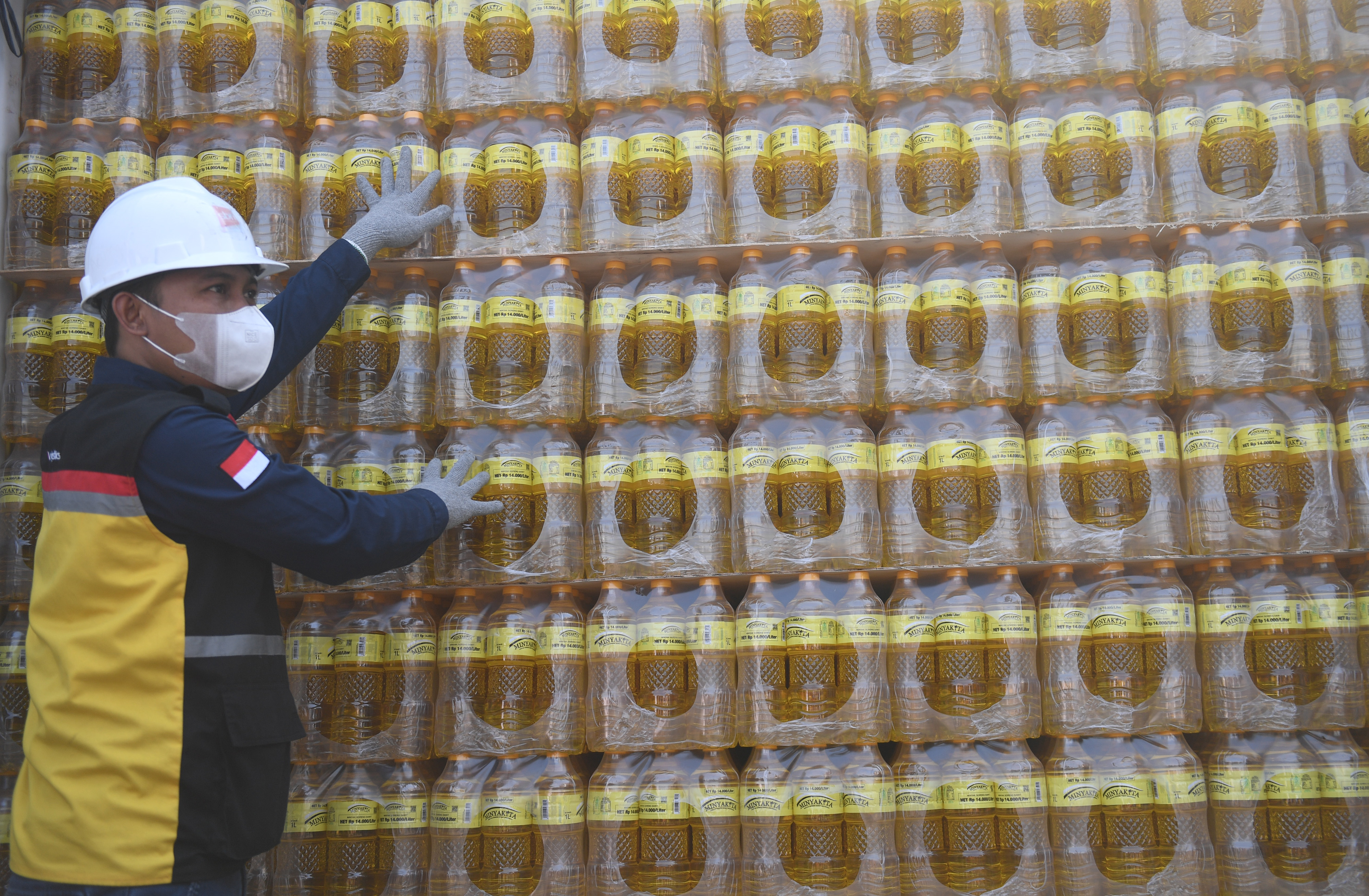 Petugas melakukan persiapan untuk pengiriman minyak goreng Minyakita 