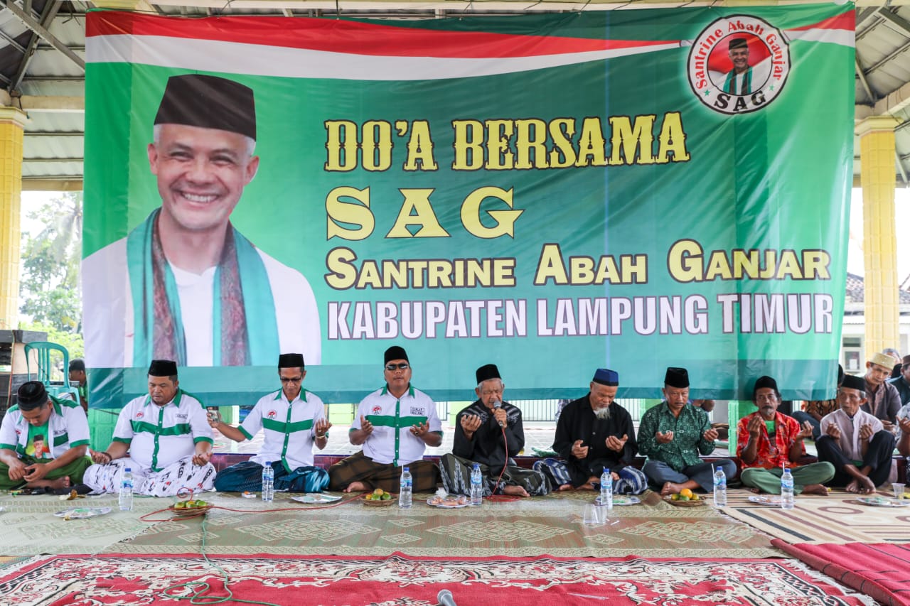 Sukarelawan Santrine Abah Ganjar (SAG) Provinsi Lampung memberikan bantuan karpet sajadah untuk sejumlah musala di Desa Adi Luhur, Kecamatan