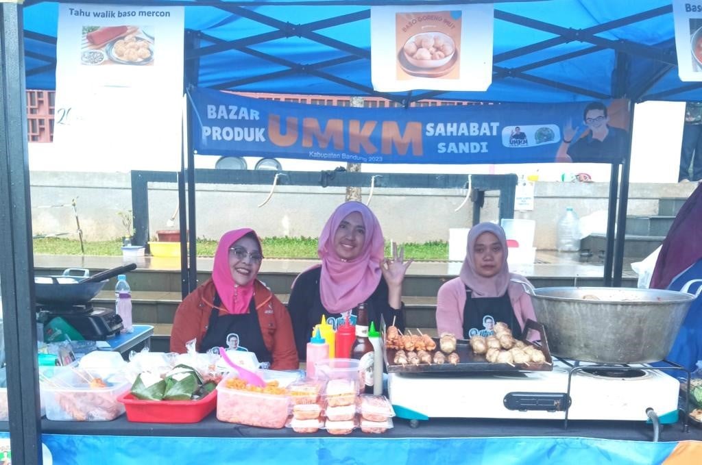 UMKM Sahabat Sandi menggelar bazar produk pelaku UMKM di Kabupaten Bandung untuk memperluas pasar.