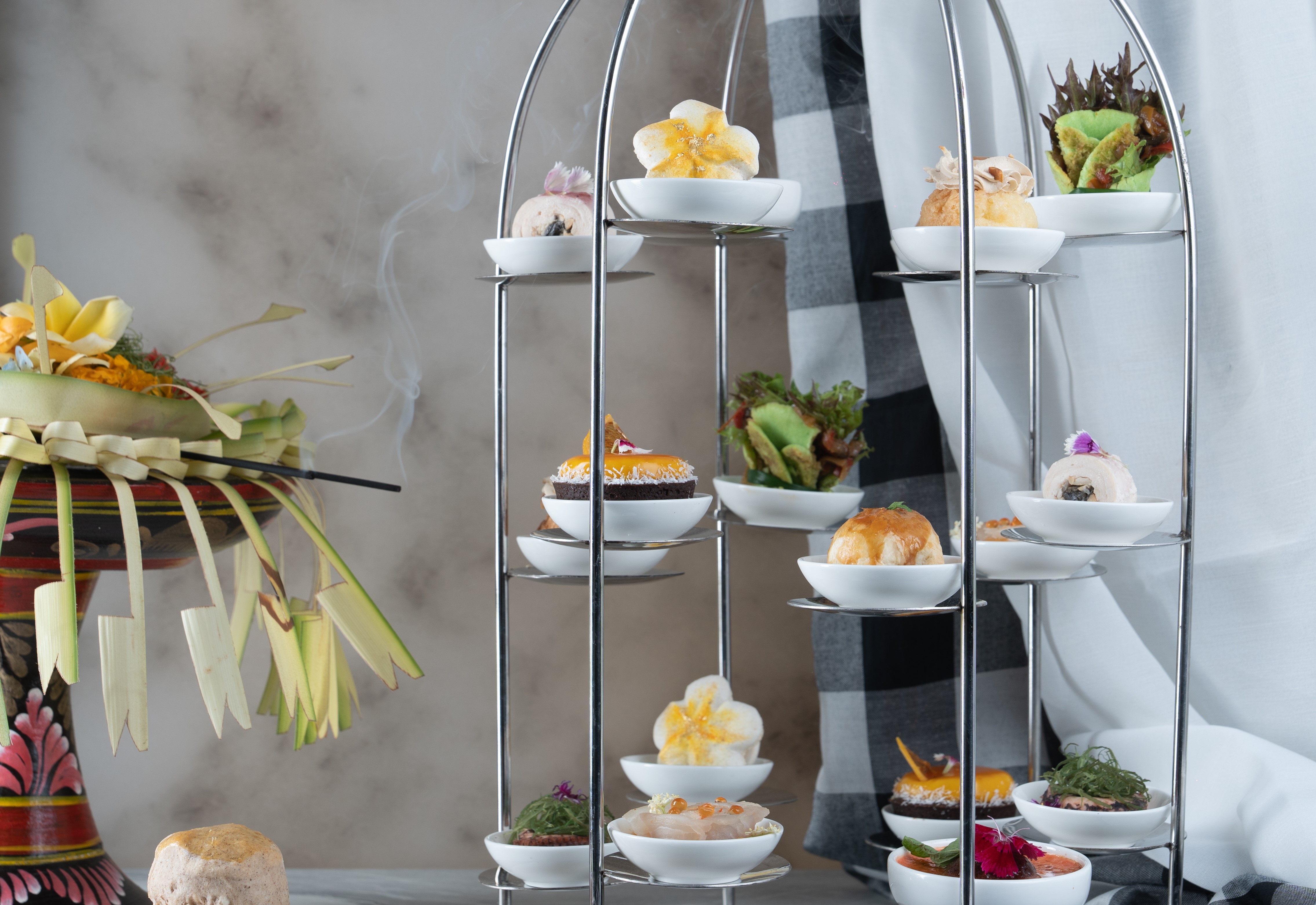 Conrad Bali Berkolaborasi dengan Perajin Kue Lokal dan Ahli Wewangian dari Prancis