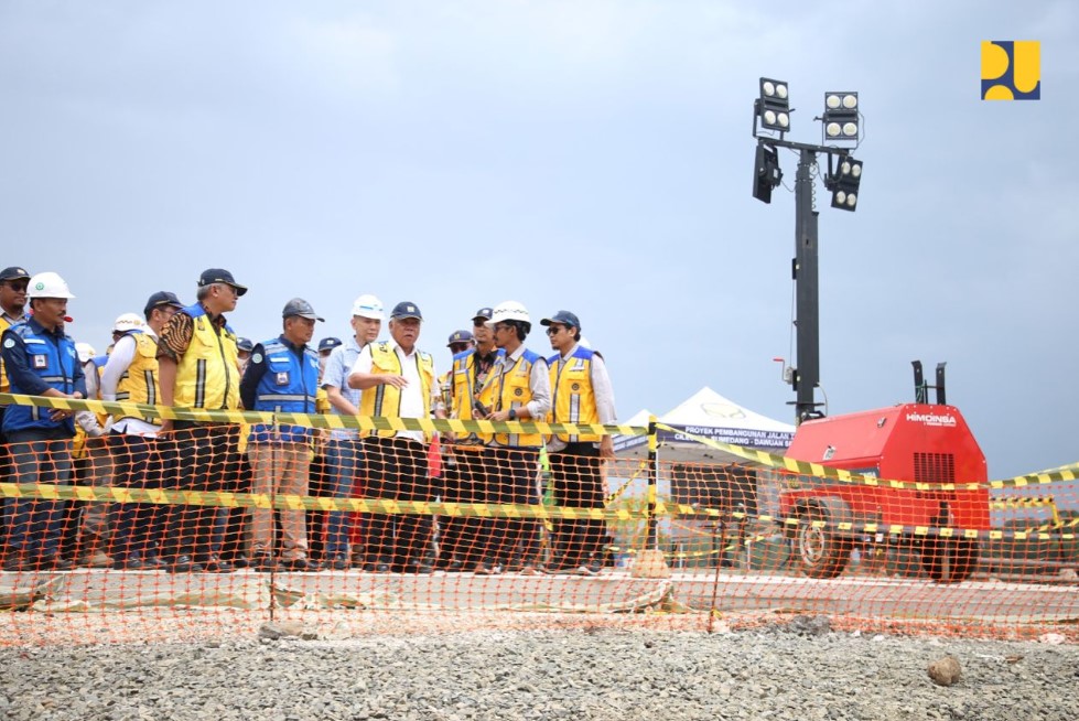 Menteri PU-Pera Basuki Hadimuljono saat melakukan peninjauan ke Jalan Tol Cisumdawu di Jawa Barat, Jumat (10/2).