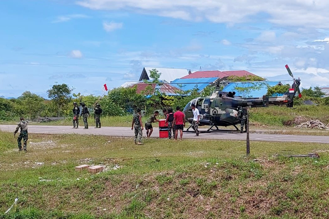 Personel TNI/Polri berada di dekat helikopter yang mendarat di Distrik Kenyam, Kabupaten Ndunga, Papua Pegunungan.