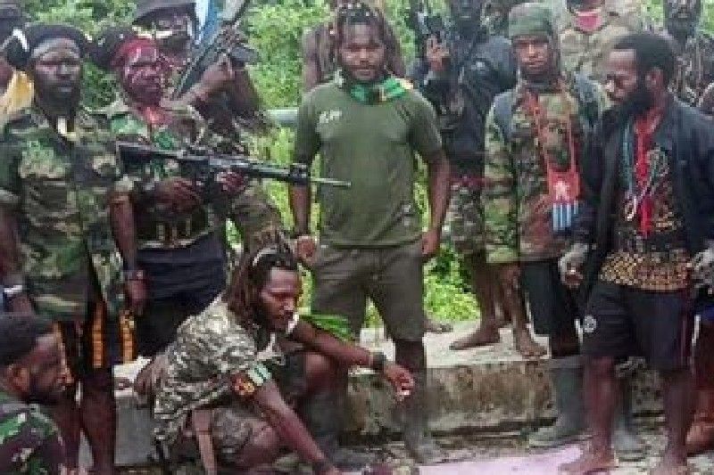 Edgianus Kogoya bersama kelompoknya