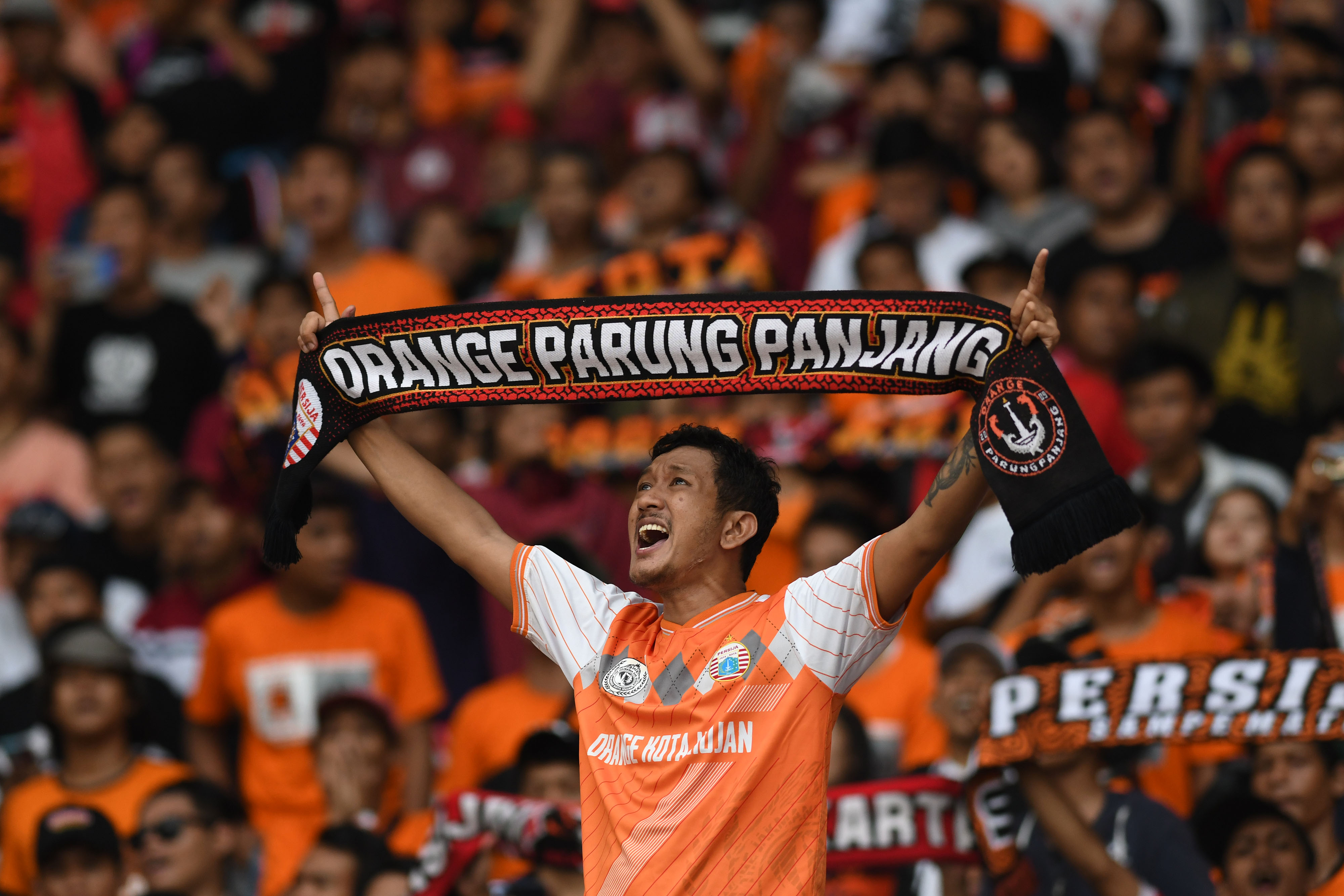 Suporter Persija Jakarta membentangkan syal dukungan