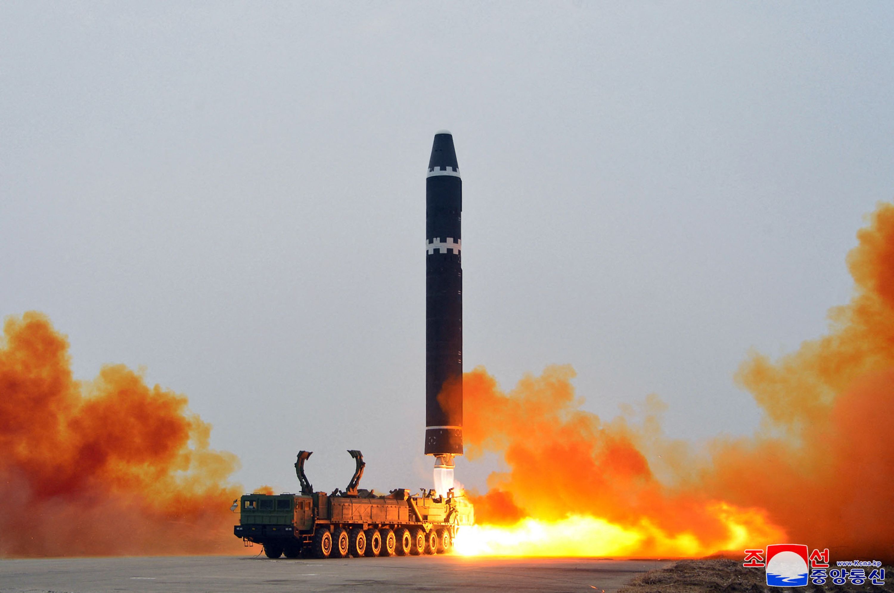 Potret uji coba rudal Hwasong-15 oleh militer Korea Utara.