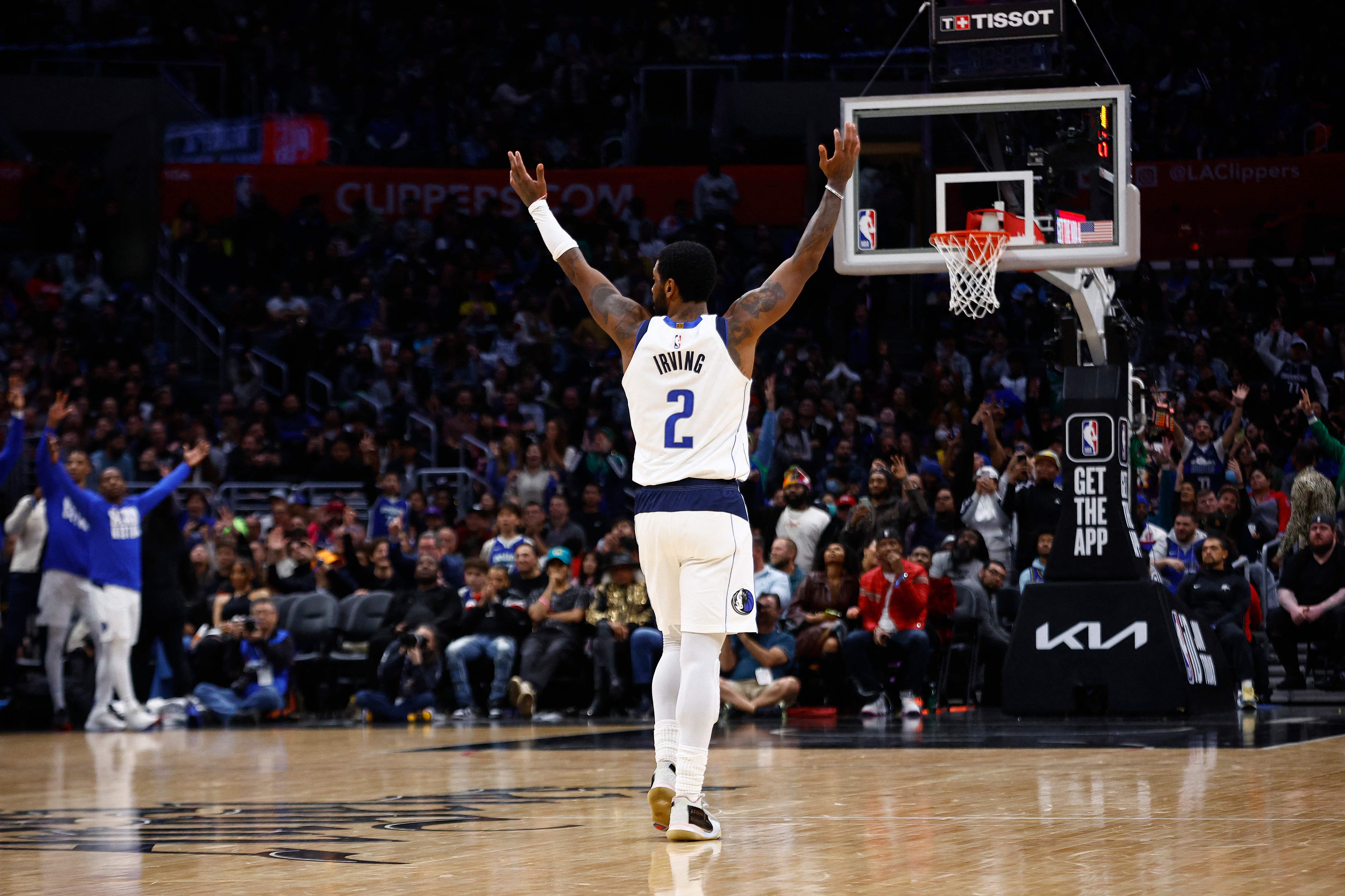 KYRIE Irving yang merupakan pemain baru Dallas Mavericks membawa timnya mengalahkan Los Angeles Clippers