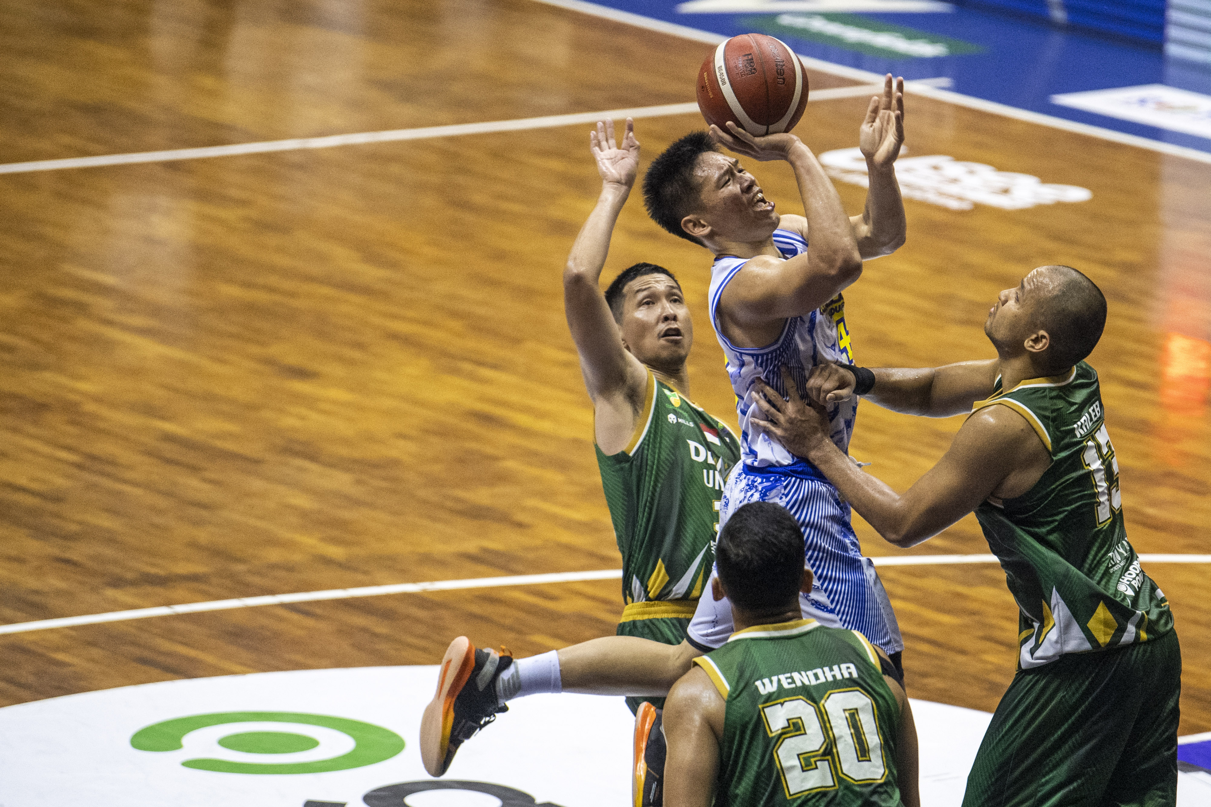 Abraham Damar Grahita melakukan serangan di laga IBL