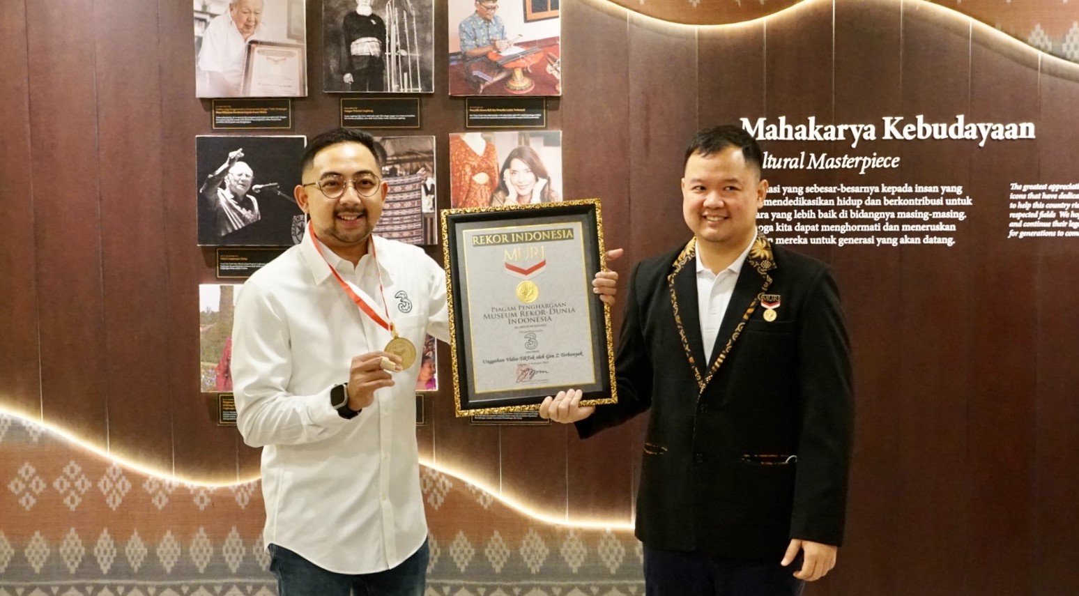 VP Head of Digital Marketing & Engagement IOH M Thoriq Syarief Husein (kiri) saat menerima rekor Muri.