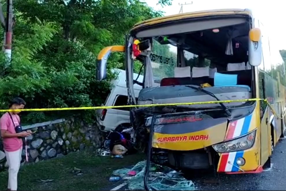 Kondisi bus dan mobil travel setelah tabrakan.