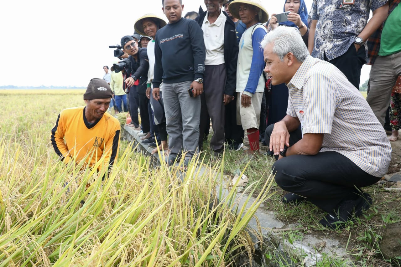 Gubernur Jateng Ganjar Pranowo berdialog dengan petani, di Klaten.