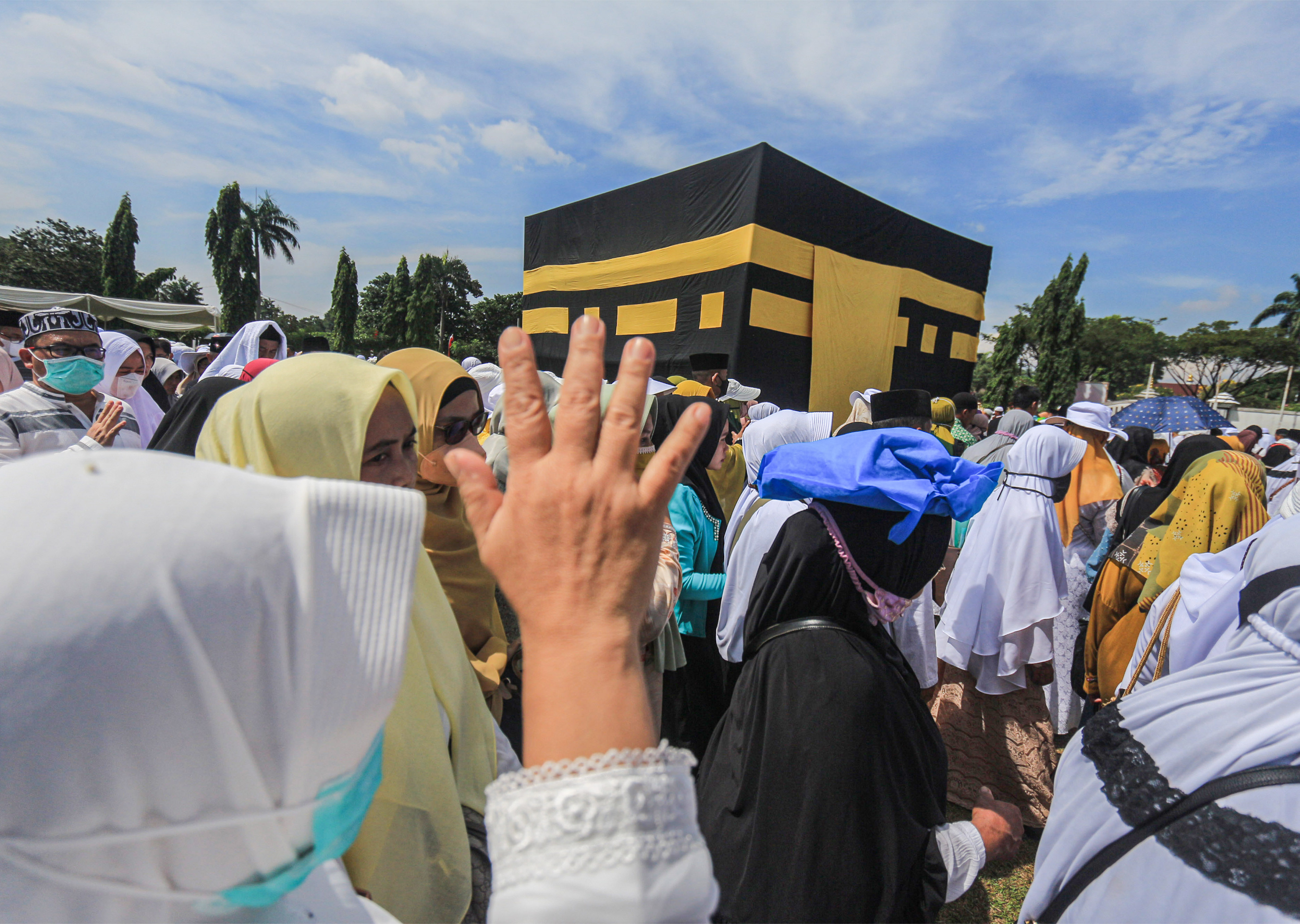 Sejumlah jamaah calon haji melakukan proses tawaf saat manasik haji di Lapangan Tegar Beriman, Cibinong, Kabupaten Bogor, Jawa Barat.